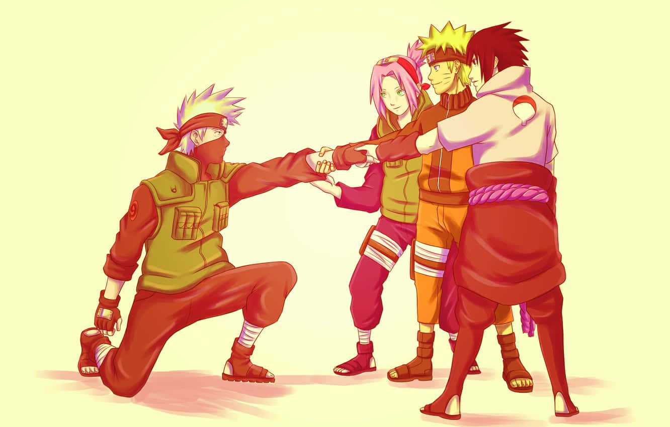 Naruto Team 7 桌布 壁紙 — 四個動漫角色以鮮豔的紅色和橙色在柔和的黃色背景上形成一個手牽手的鏈條。