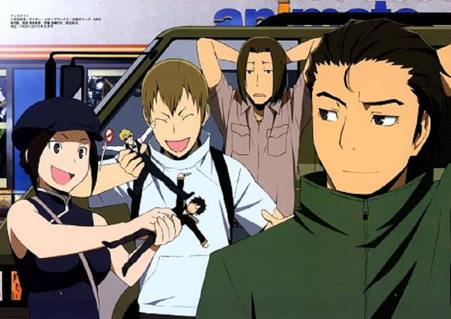 Kyohei Kadota 桌布 壁紙 — 四個動漫角色在一輛綠色車附近開心擺姿勢，其中一個女孩拿著迷你公仔。