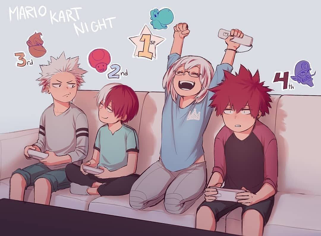 todoroki family 桌布 壁紙 — 四個動漫角色在沙發上激烈地玩 Mario Kart，他們上方漂浮著排名圖示和角色精靈。