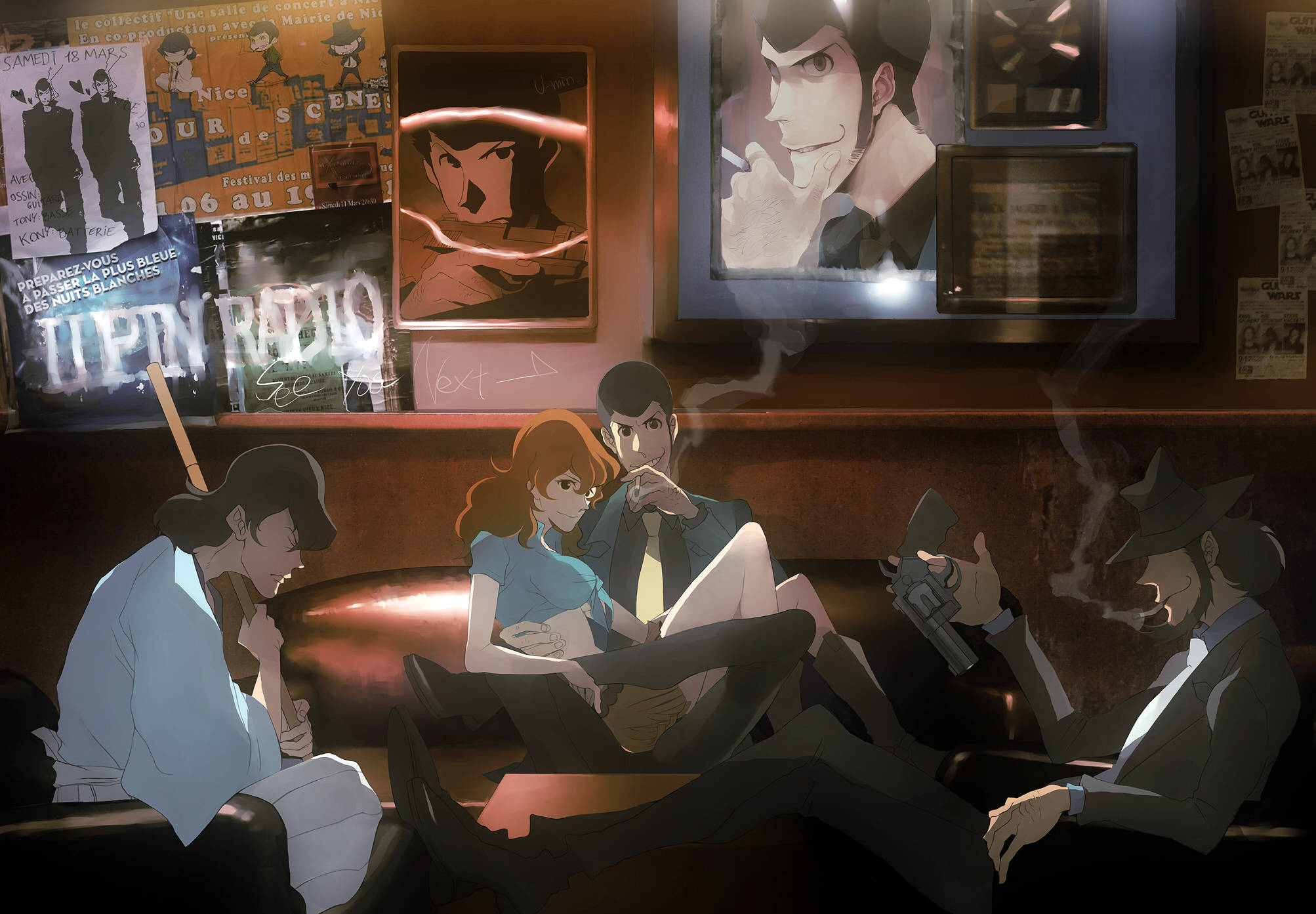 Lupin 桌布 壁紙 — 四個動漫角色在燈光昏暗、煙霧瀰漫的酒吧中休息，牆上掛有海報和裱框藝術品。