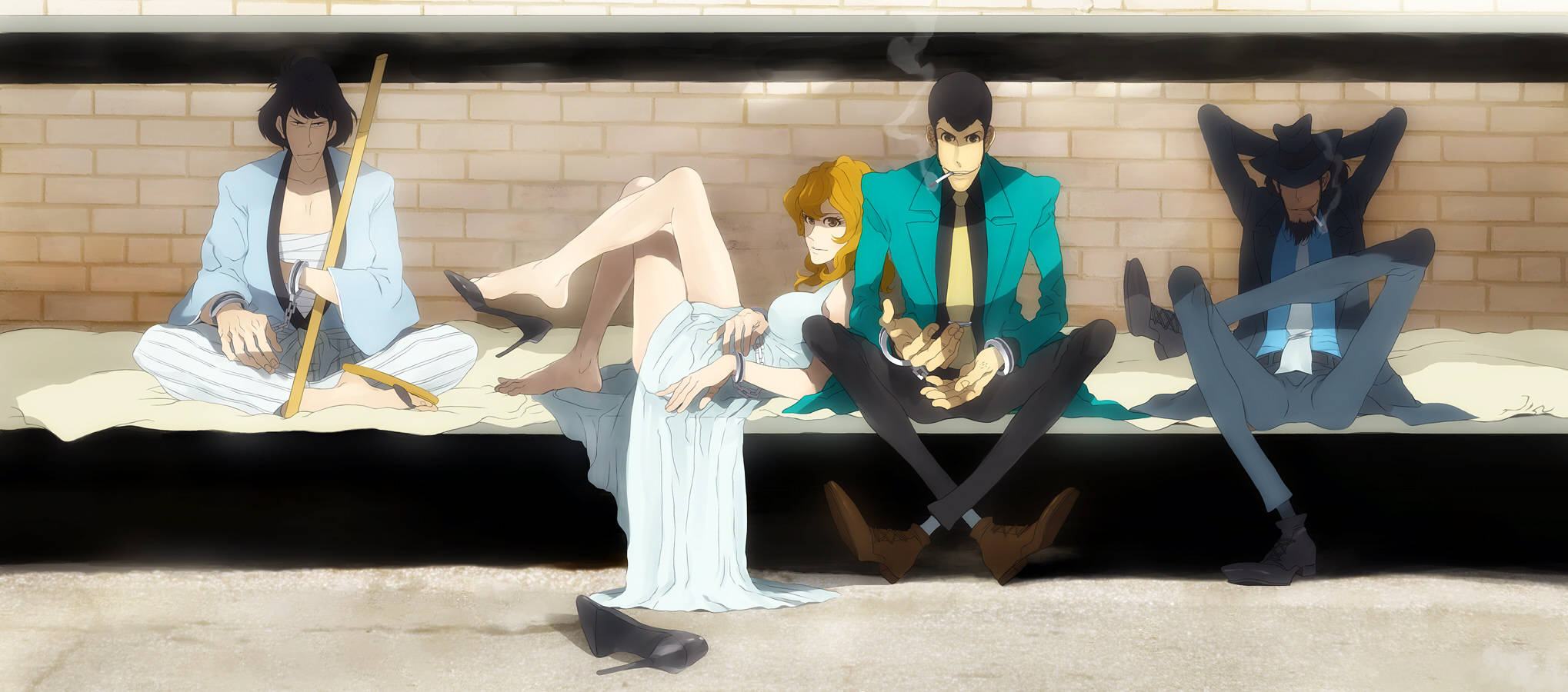 Lupin 桌布 壁紙 — 四個動漫角色在陽光普照的小巷中，隨意地靠在磚牆上，散發著輕鬆自信的氣息。