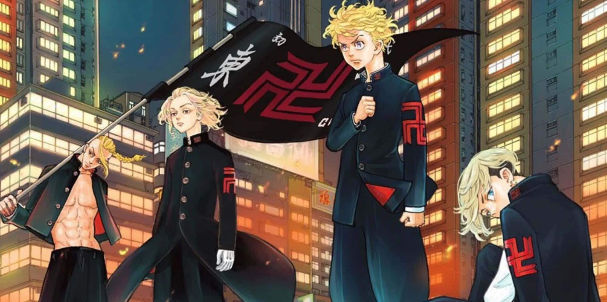東京卍复仇者 桌布 壁紙 — 四個動漫角色身穿深色制服，在夜晚霓虹燈閃爍的城市景觀中挑釁地站立，手持一面帶有紅色漢字的黑色旗幟。