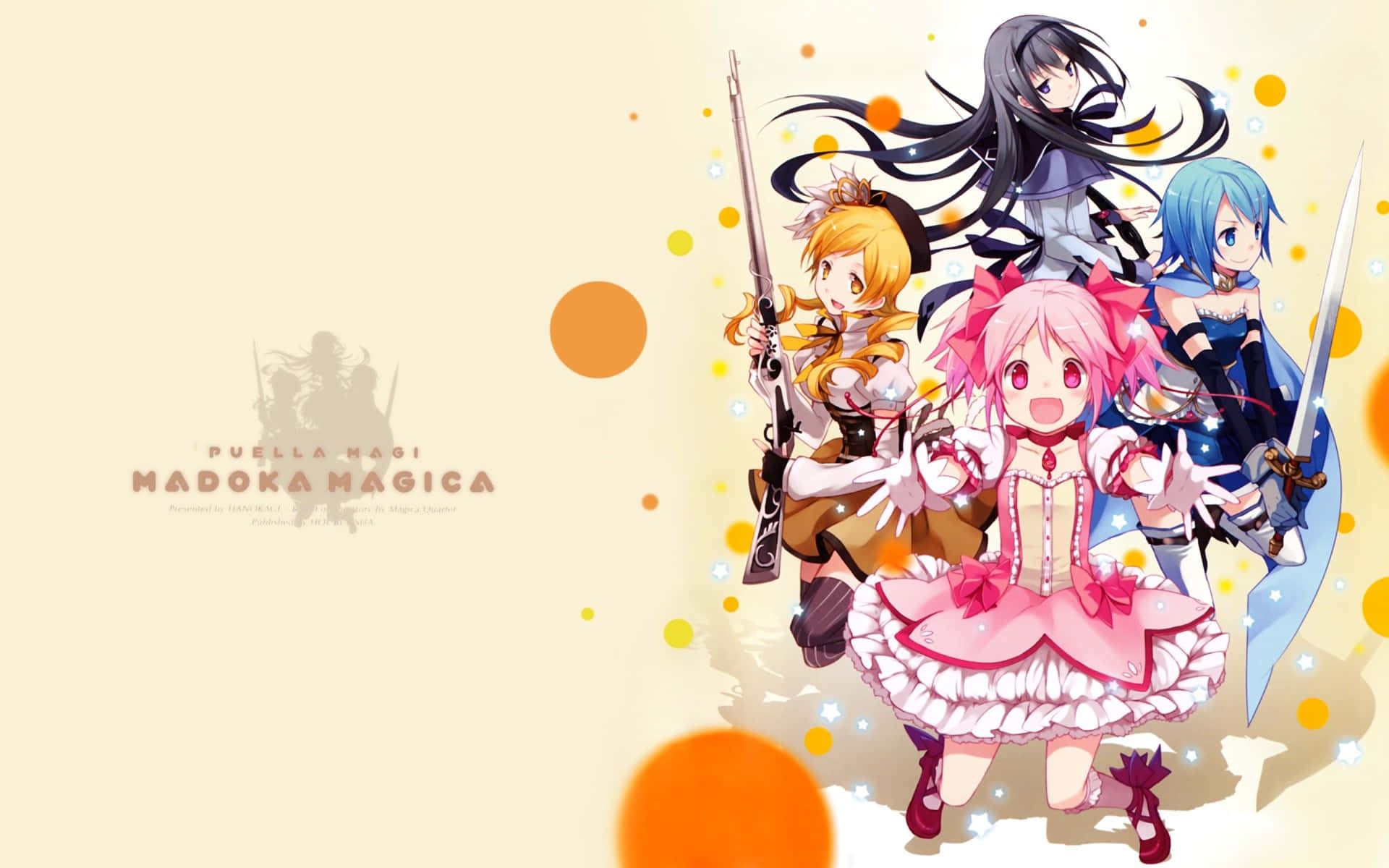魔法少女小圓 桌布 壁紙 — 四個動漫魔法少女穿著魔法少女服裝，手持劍，站在溫暖的米色背景上，帶有橙色圓圈。