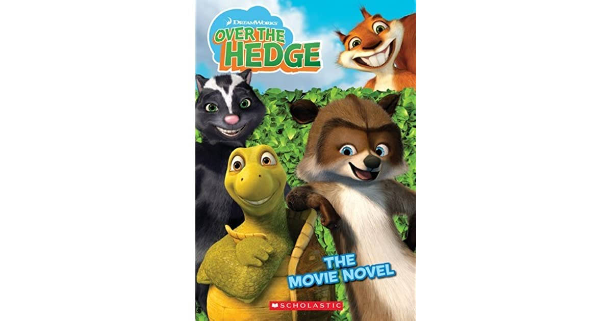 Over The Hedge 桌布 壁紙 — 四個動畫動物朋友在明亮的藍天下，從綠色籬笆後面開心地微笑。