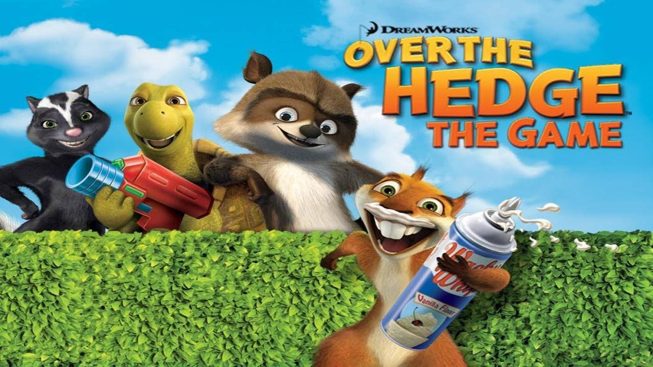 Over The Hedge 桌布 壁紙 — 四個動畫動物朋友在明亮的藍天下，從茂密的綠色籬笆上方探出頭來，手持好玩的武器。