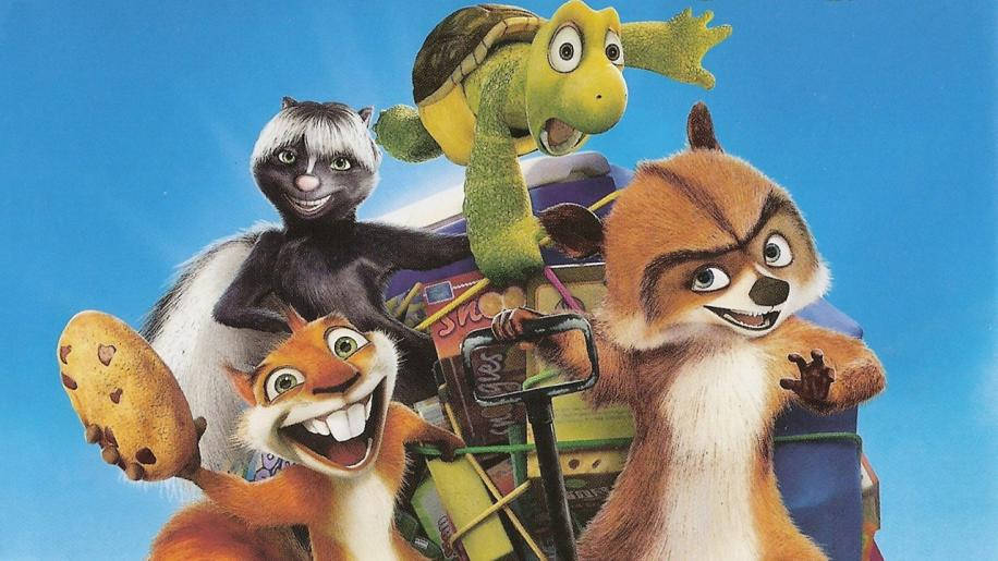 Over The Hedge 桌布 壁紙 — 四個動畫動物朋友在明亮的藍天下，開心地坐在一輛裝滿垃圾食物的車上。