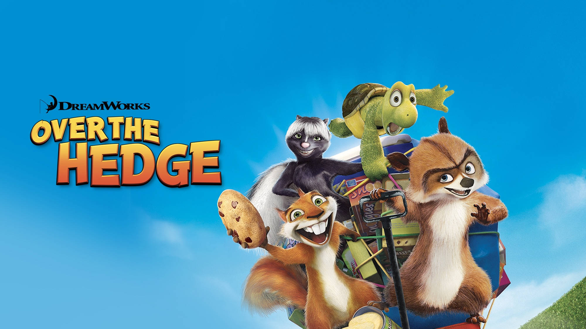 Over The Hedge 桌布 壁紙 — 四個動畫動物朋友在晴朗藍天和 fluffy 雲朵下，開心地駕駛一輛色彩繽紛的車。