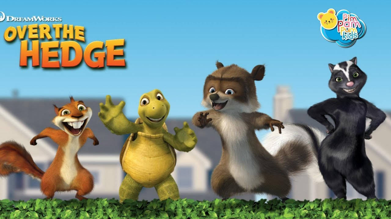 Over The Hedge 桌布 壁紙 — 四個動畫動物朋友愉快地站在綠色籬笆上，背景是明亮的藍天和郊區房屋。