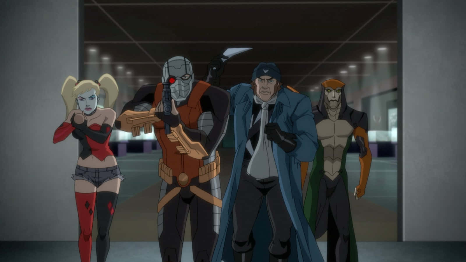 Batman Assault On Arkham 桌布 壁紙 — 四個動畫反派在光線昏暗的地下停車場中手持武器，威風凜凜地站立。