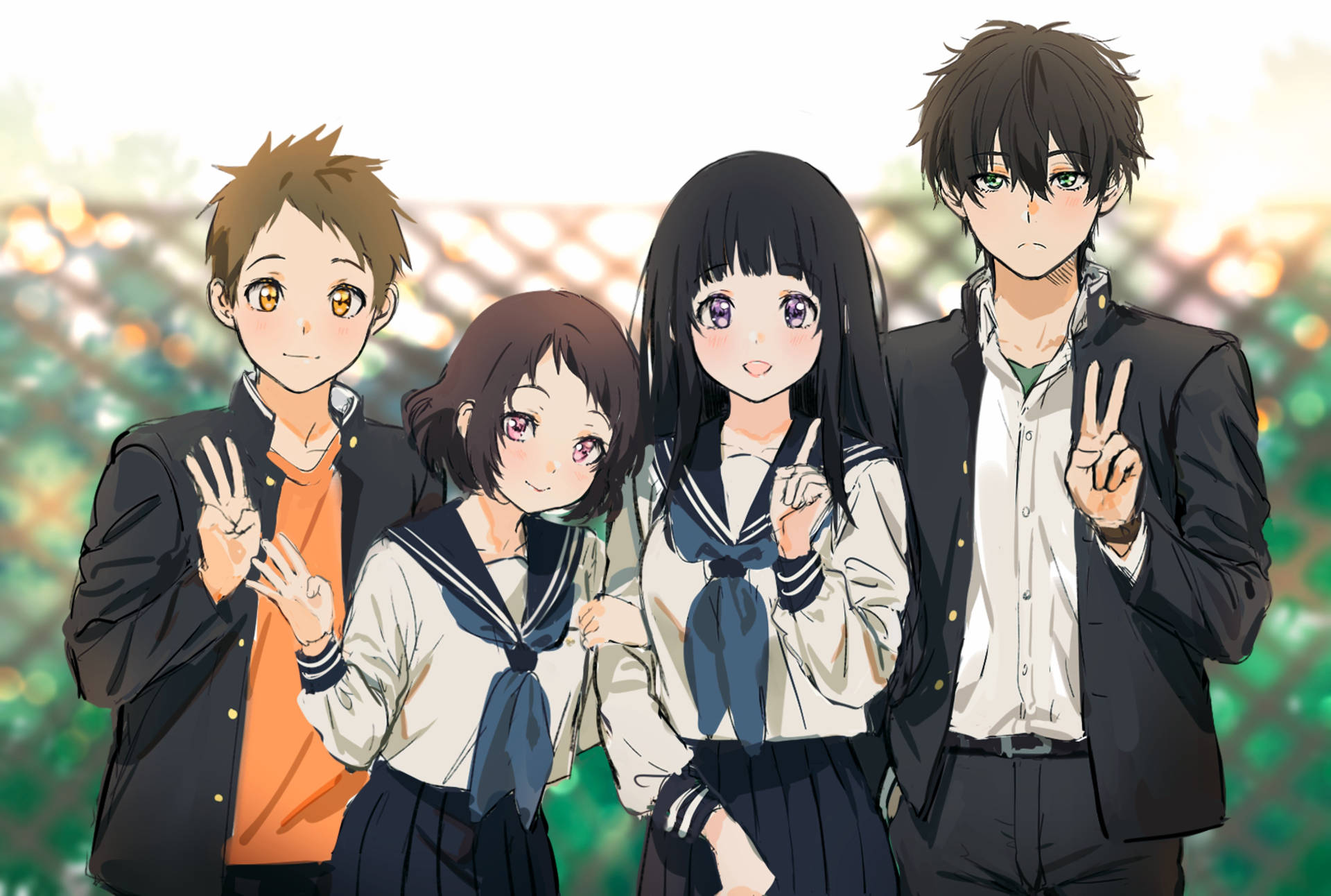 Oreki Houtarou 桌布 壁紙 — 四個動畫學生穿著校服，在模糊的綠色背景前愉快地擺出和平手勢。