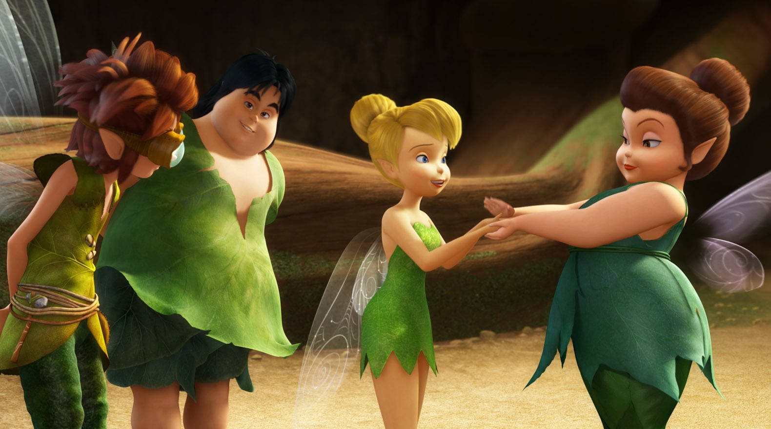 Tinker Bell 桌布 壁紙 — 四個動畫小仙子穿著綠色樹葉服裝，在陽光明媚的森林空地中溫馨互動。