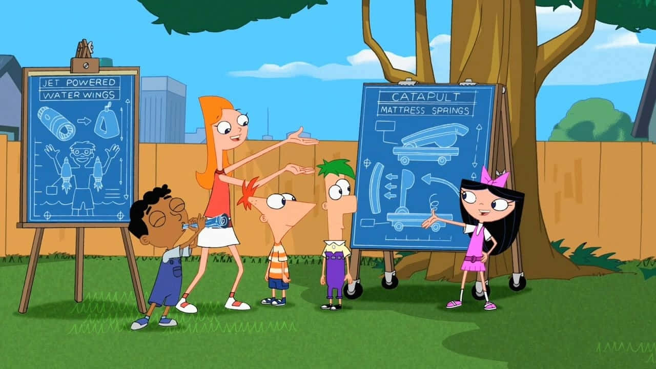 Phineas And Ferb 桌布 壁紙 — 四個動畫小孩在陽光明媚的後院展示噴氣動力水翼和床墊彈簧彈射器的藍圖。