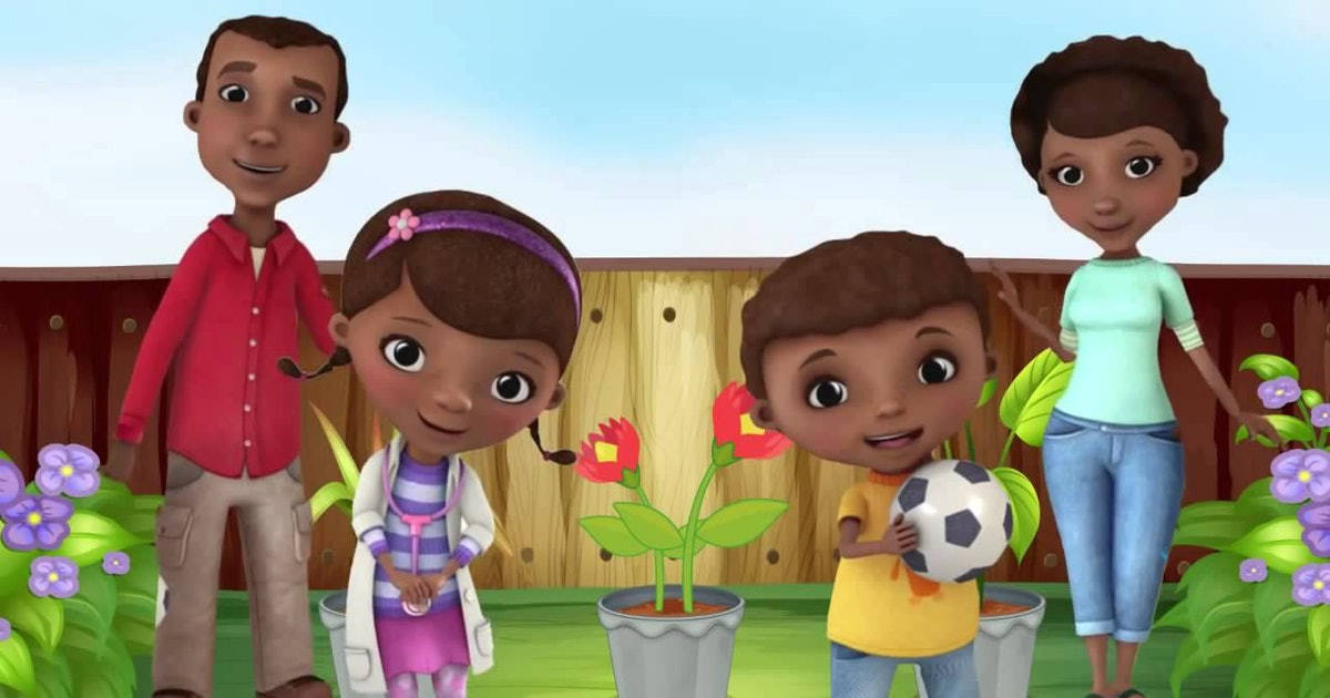 Doc Mcstuffins 桌布 壁紙 — 四個動畫小孩站在一個陽光明媚的花園裡，有盆栽花朵和一個足球。
