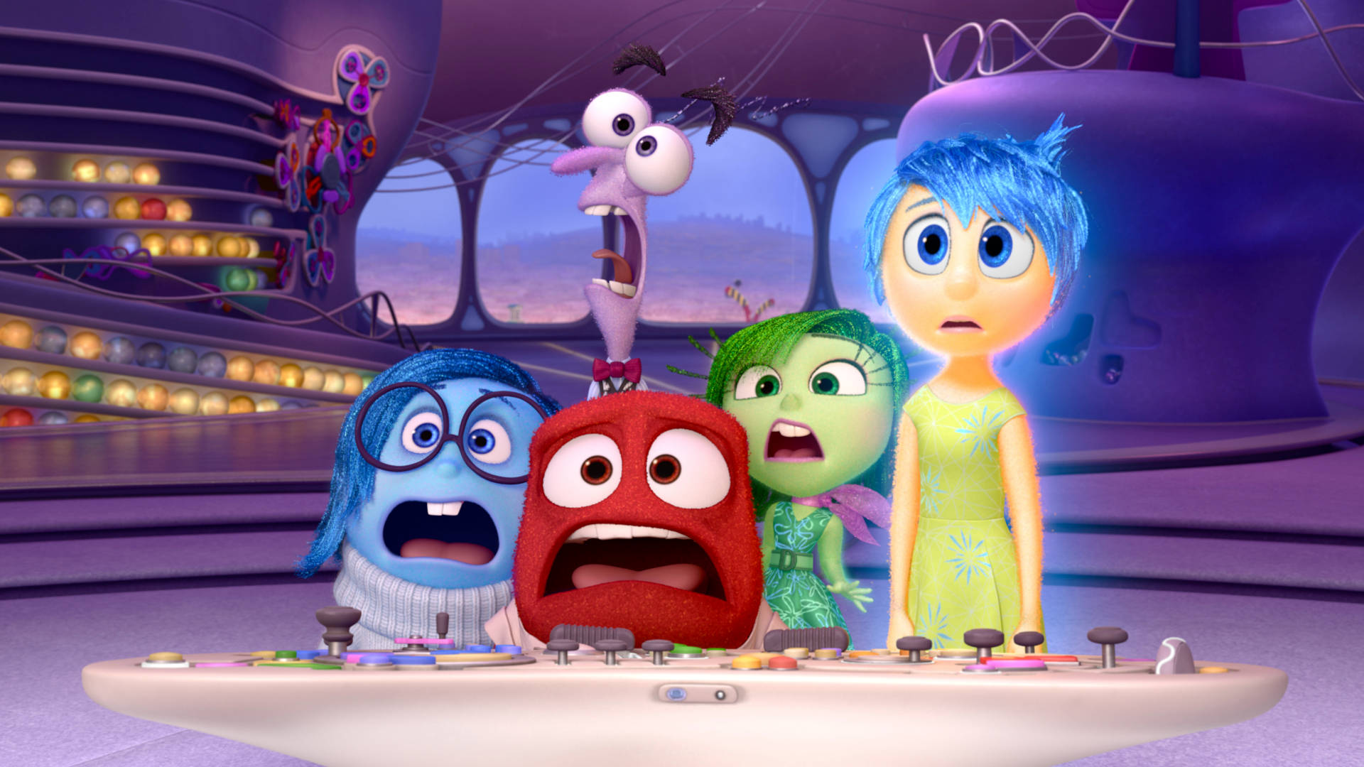 Fear Inside Out 桌布 壁紙 — 四個動畫情緒角色在充滿發光球體和電線的未來控制室中驚慌失措。