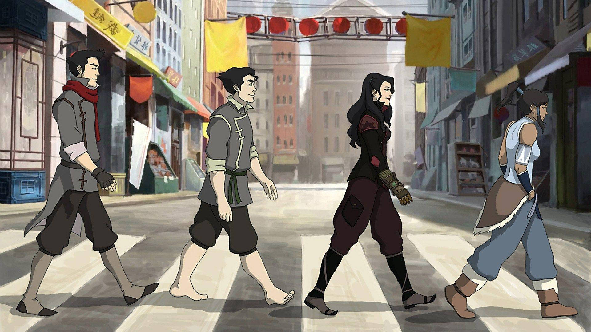 Korra 桌布 壁紙 — 四個動畫角色在一個繁忙的東亞城市街道上走過斑馬線，街道裝飾著紅色燈籠和彩色橫幅。