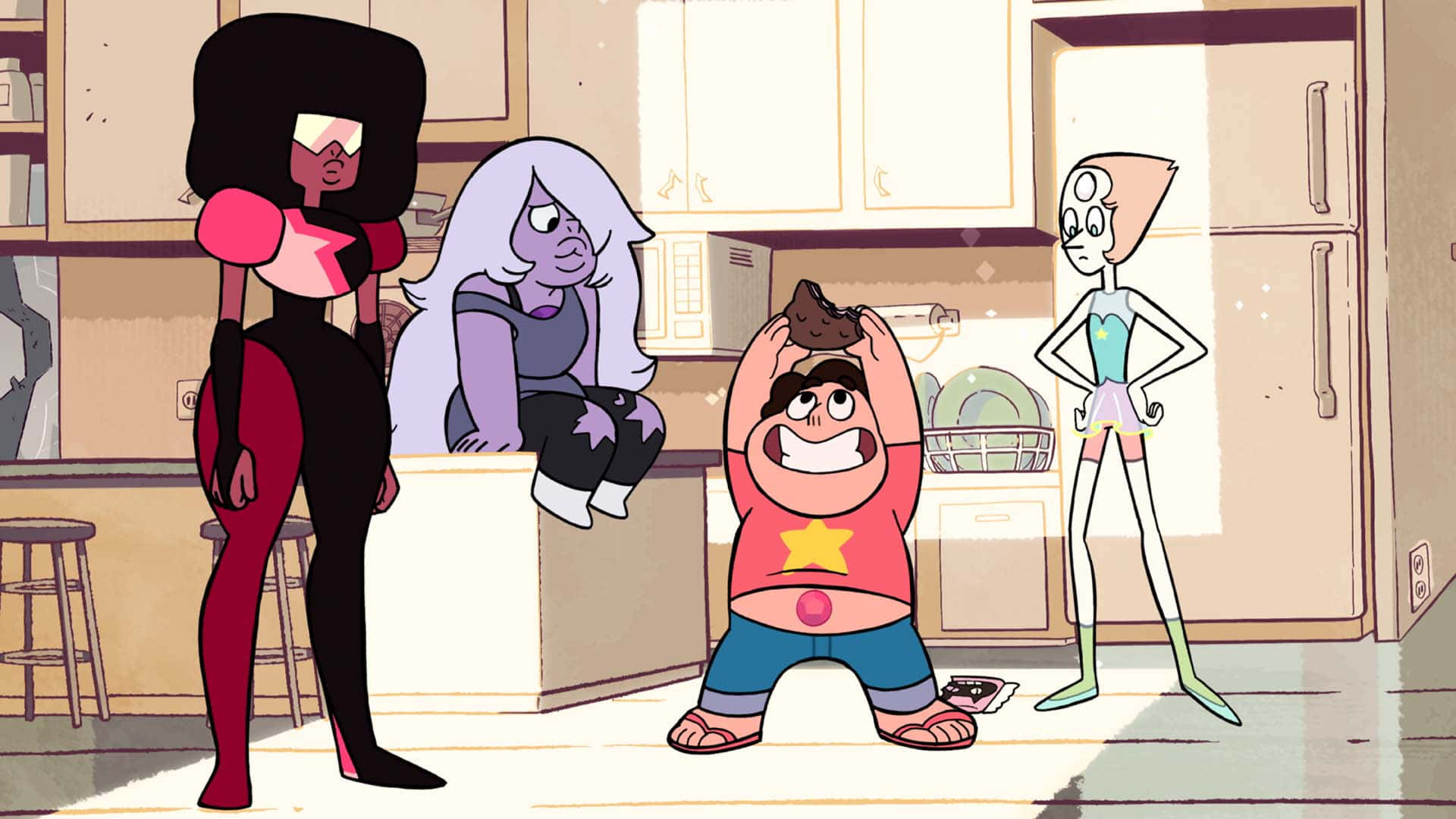 Steven Universe iPad 桌布 壁紙 — 四個動畫角色在廚房，一個男孩高興地拿著巧克力蛋糕，其他人看著。