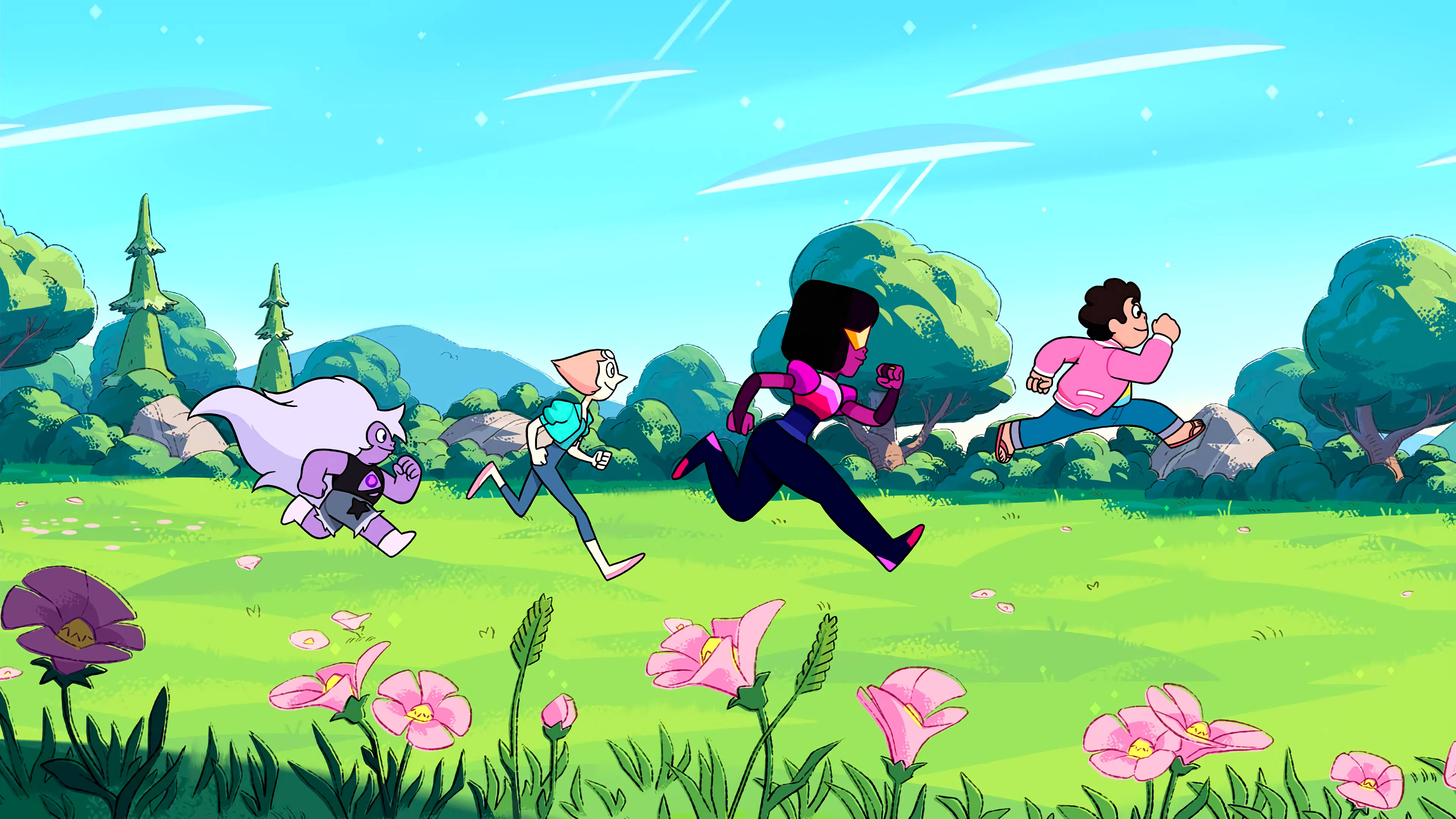 Cartoon Network 桌布 壁紙 — 四個動畫角色在晴朗的藍天下，歡快地奔跑在點綴著粉紅色花朵的鮮綠色草地上。