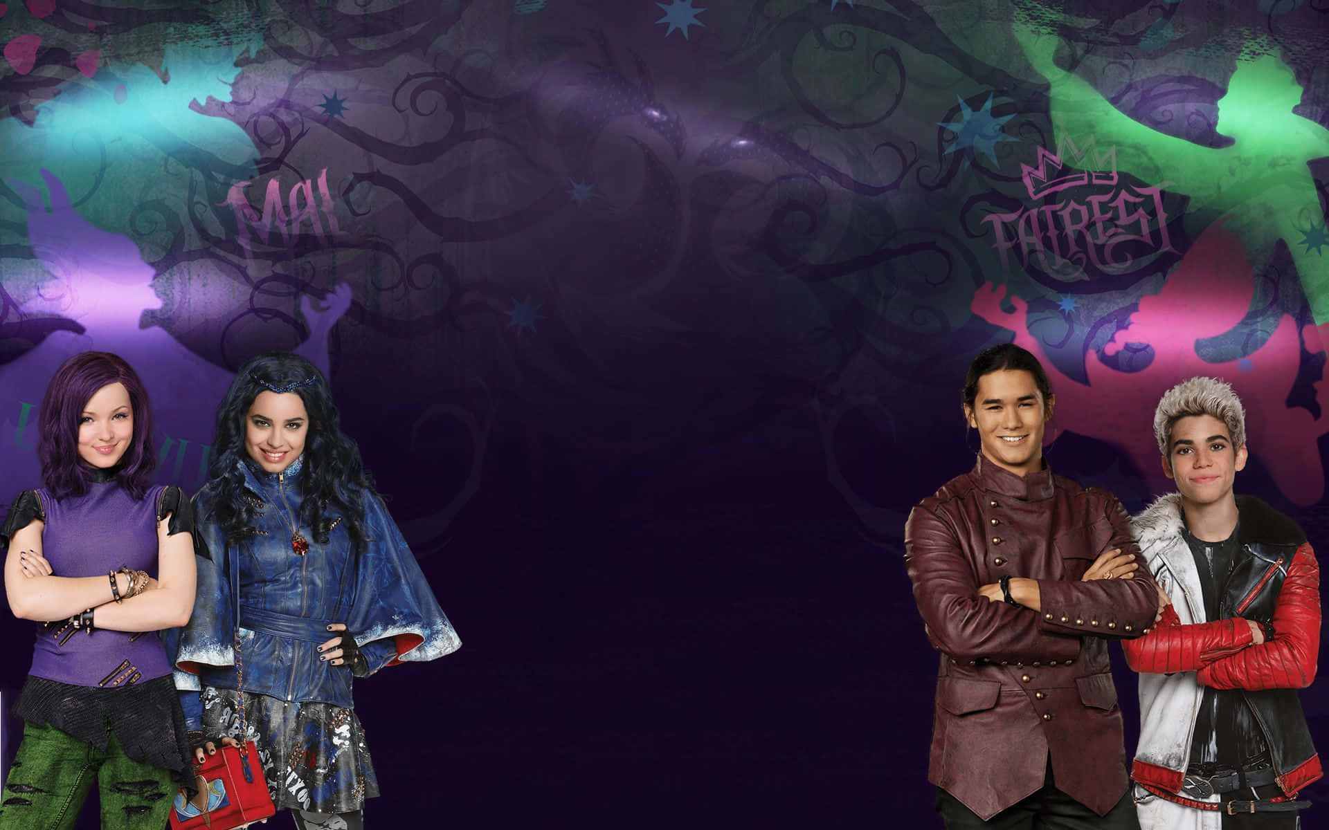 Descendants 桌布 壁紙 — 四個動畫青少年穿著奇幻服裝，自信地站在旋轉的紫色、綠色和藍綠色魔法背景前。