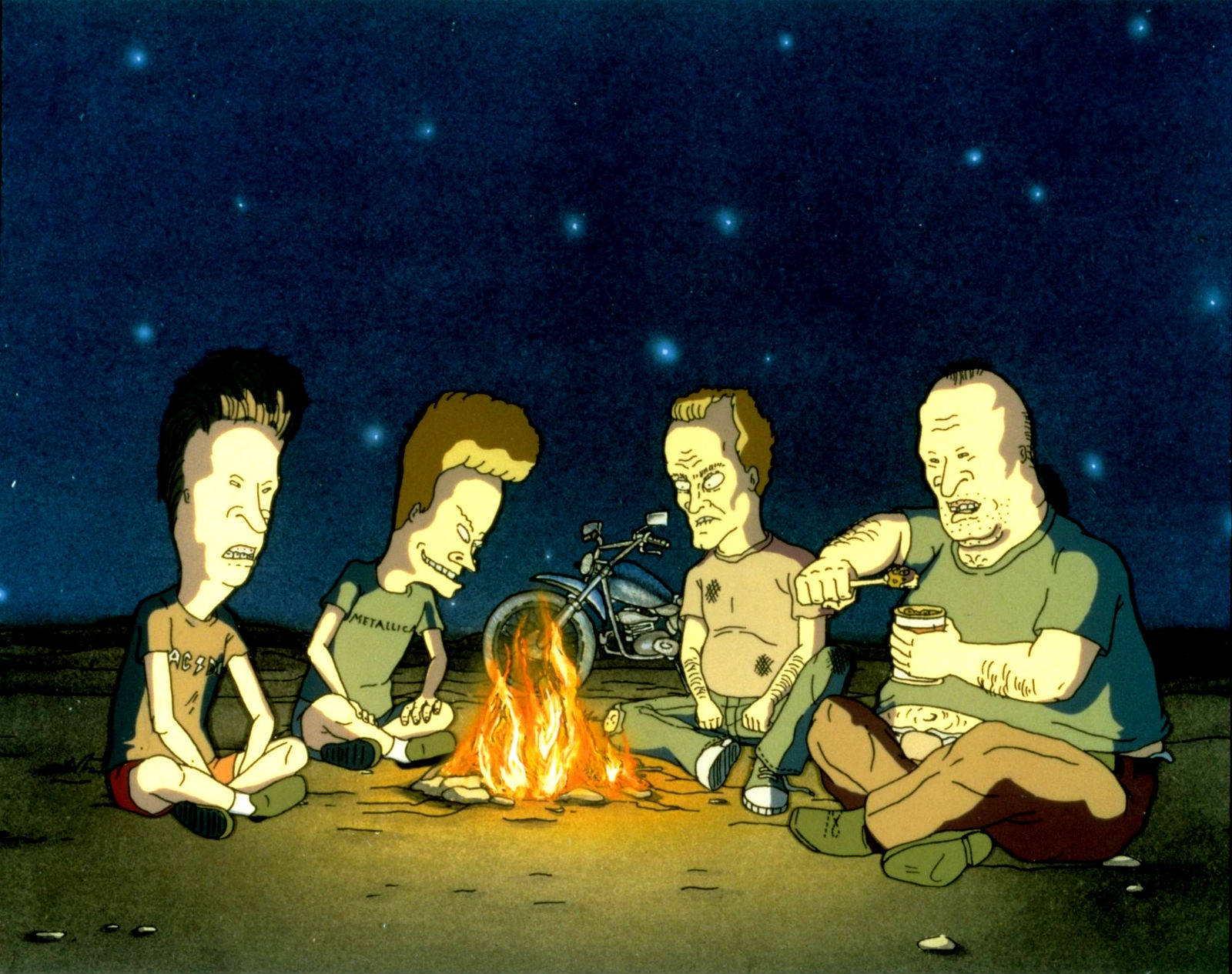 Beavis 桌布 壁紙 — 四個卡通男人誇張特徵坐在營火旁，星空下，附近有摩托車。