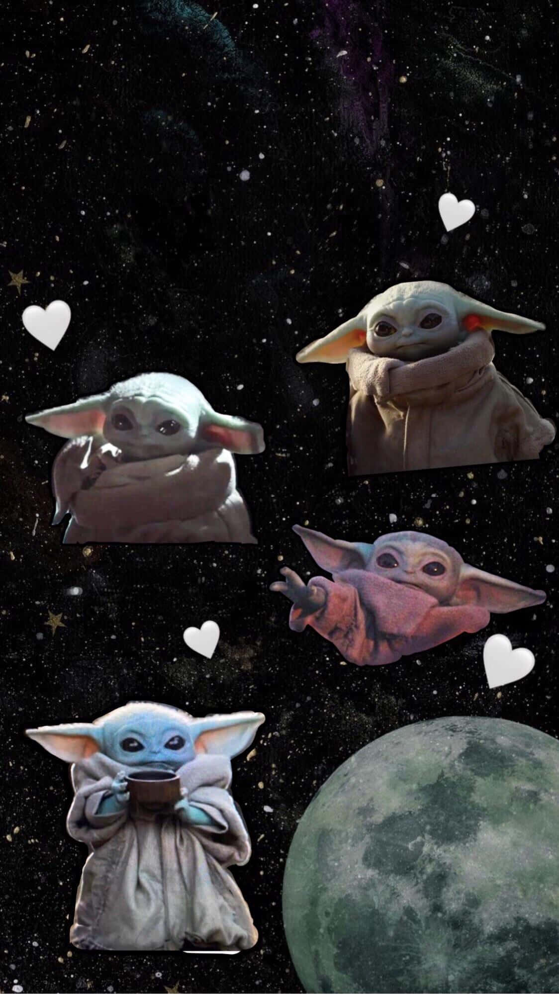 Baby Yoda Cartoon 桌布 壁紙 — 四個可愛的Baby Yoda在星空漂浮，拿著有愛心的杯子，周圍有月亮。