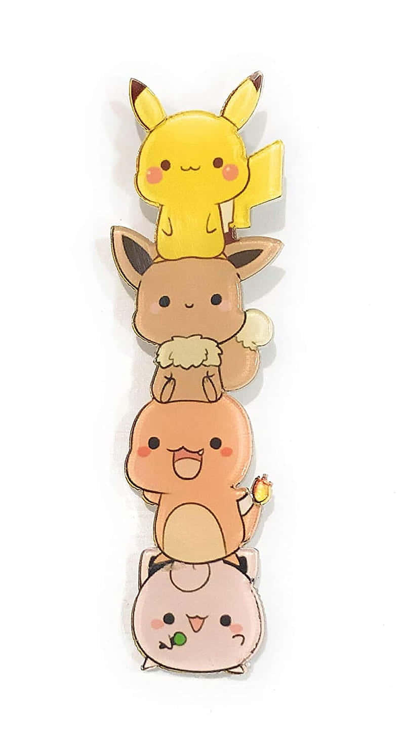 Cute Charmander 桌布 壁紙 — 四個可愛的寶可夢角色垂直堆疊，以徽章設計呈現在純白背景上。