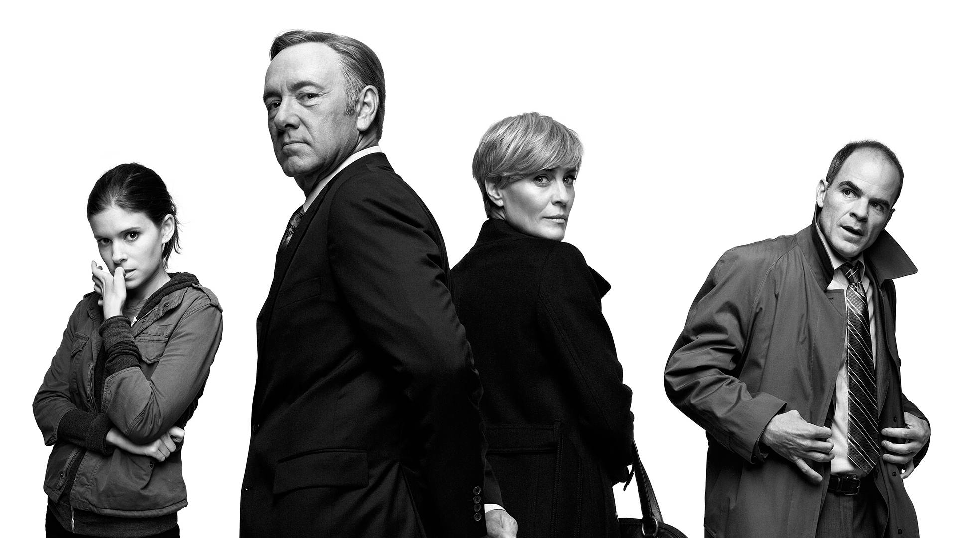 house of cards 桌布 壁紙 — 四個嚴肅的黑白角色在純白背景下以強烈表情擺姿勢。