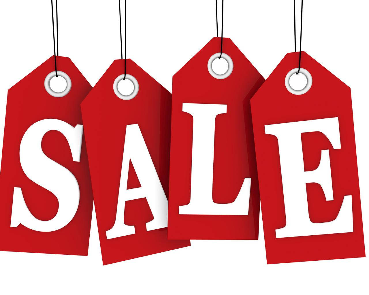 Sales 桌布 壁紙 — 四個大膽的紅色促銷標籤掛成一排，在潔白背景上用白色粗體字母拼出SALE。