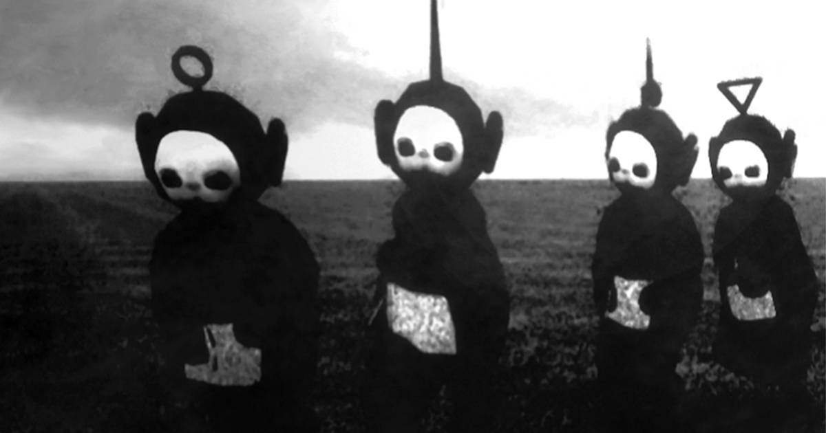 詭異的GIF 桌布 壁紙 — 四個天線寶寶站在陰天下一片荒涼的田野中，他們的臉詭異地空白，眼睛黑暗。