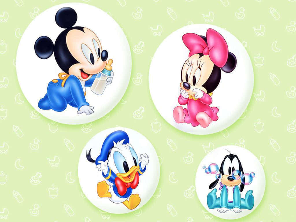 Cute Cartoon Characters 桌布 壁紙 — 四個嬰兒卡通角色在圓形徽章中，淺綠色背景上帶有嬰兒主題圖標。