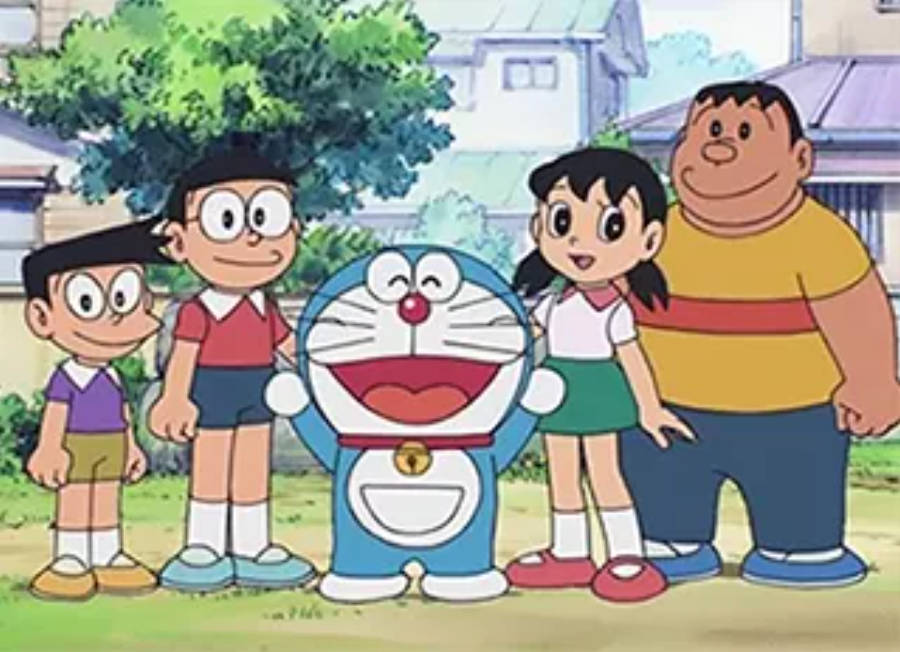 doraemon 4K 桌布 壁紙 — 四個孩子和一隻藍色機器貓一起站在明亮的郊區戶外。
