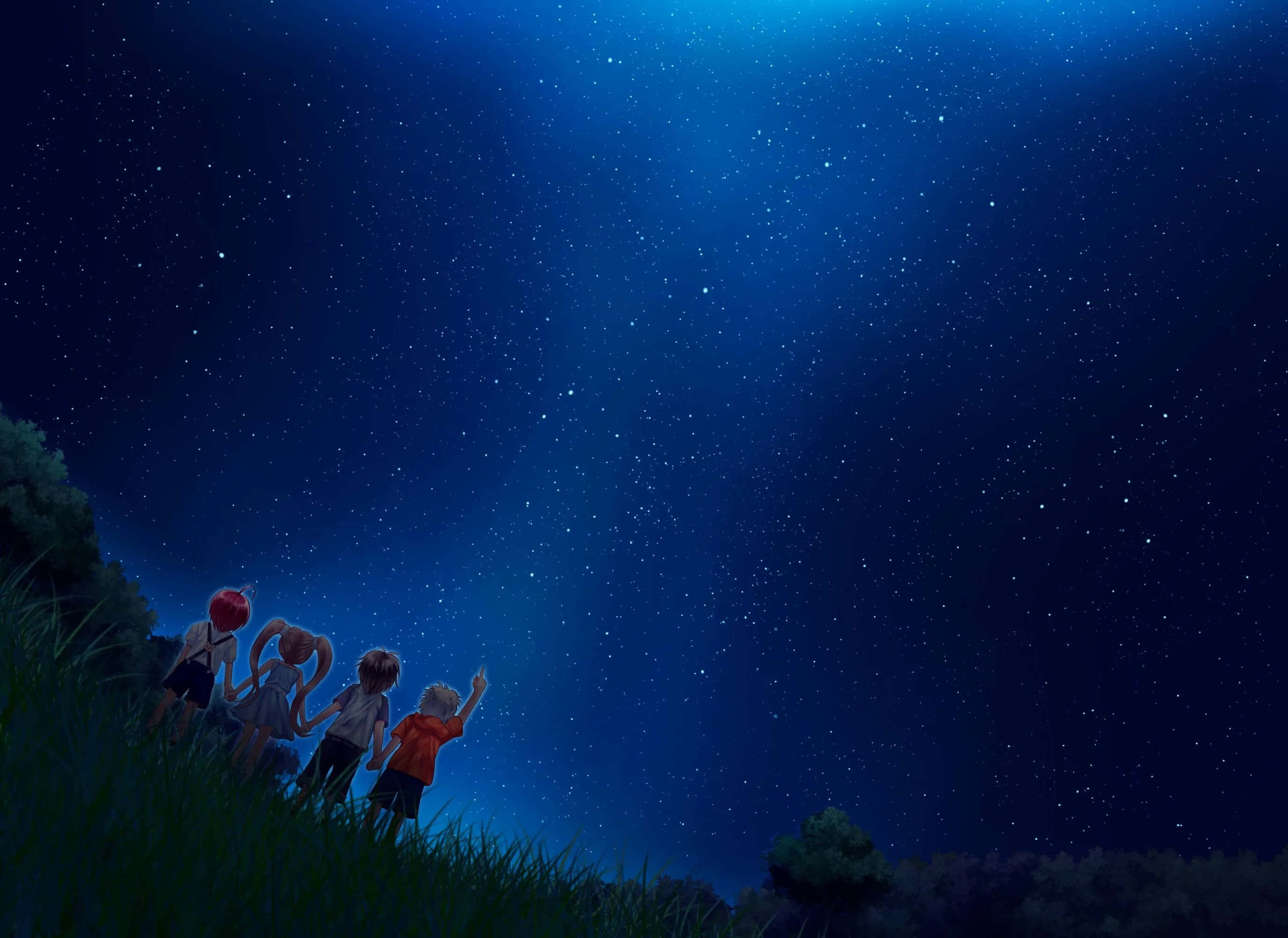 夜空 桌布 壁紙 — 四個孩子夜晚站在長滿草的山丘上，仰望廣闊的星空，散發著深藍色調。