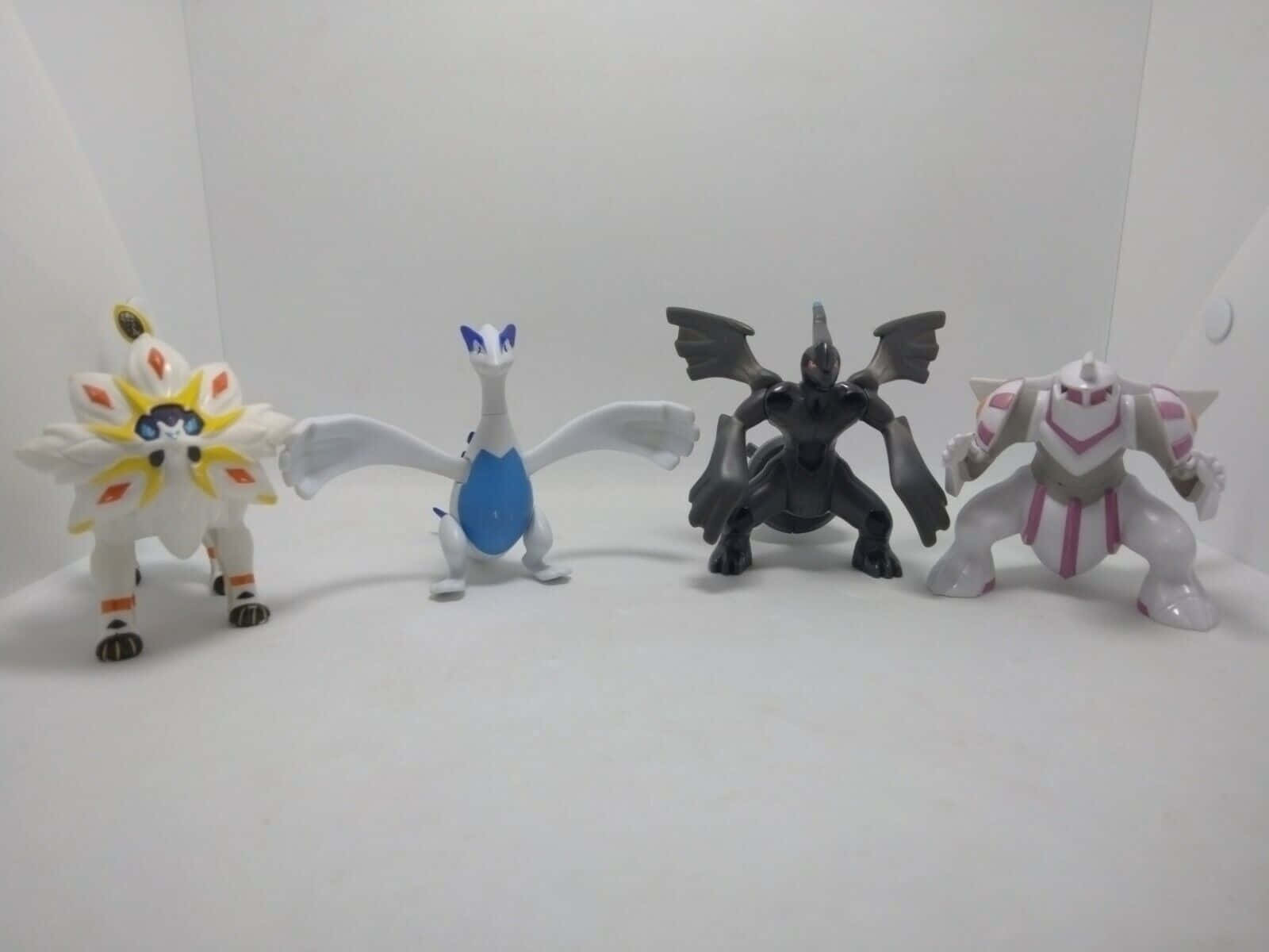 Pokemon Figures 桌布 壁紙 — 四個寶可夢可動人偶在純白背景前排列成一行。