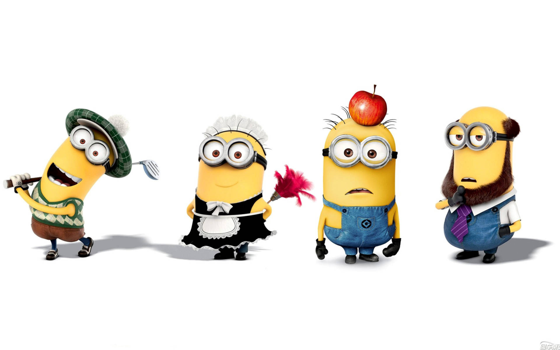 Despicable Me 2 桌布 壁紙 — 四個小小兵穿著古怪服裝，在純白色背景前擺出俏皮表情。