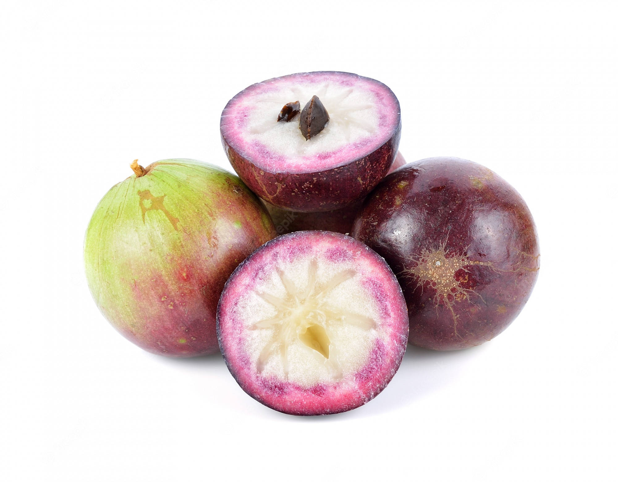 Fruit 桌布 壁紙 — 四個山竹，其中一個切片，露出星形白色果肉和深色種子，背景為純白色。