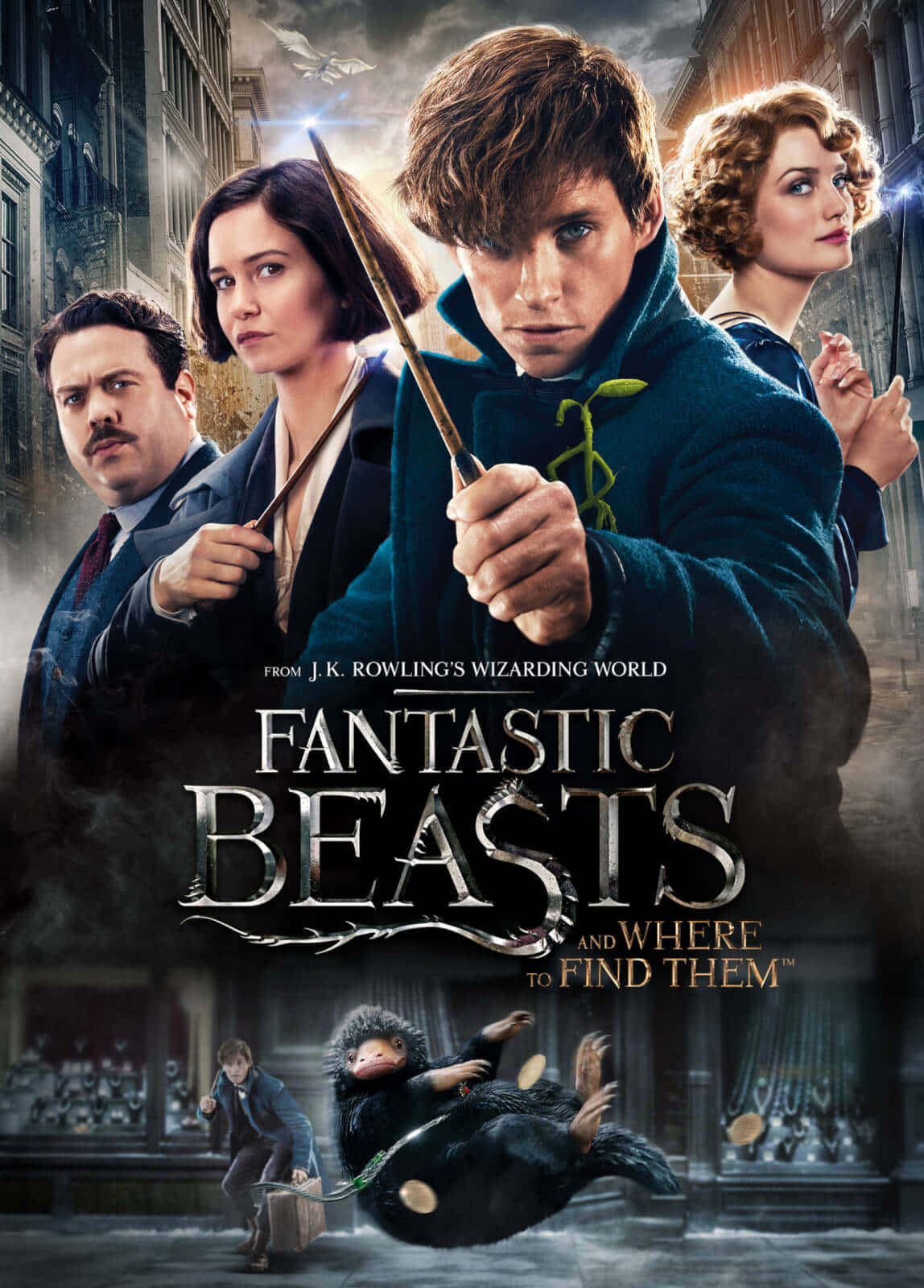 Fantastic Beasts 桌布 壁紙 — 四個巫師和一個魔法生物站在霧氣瀰漫的城市街道上，在戲劇性的燈光下手持魔杖。
