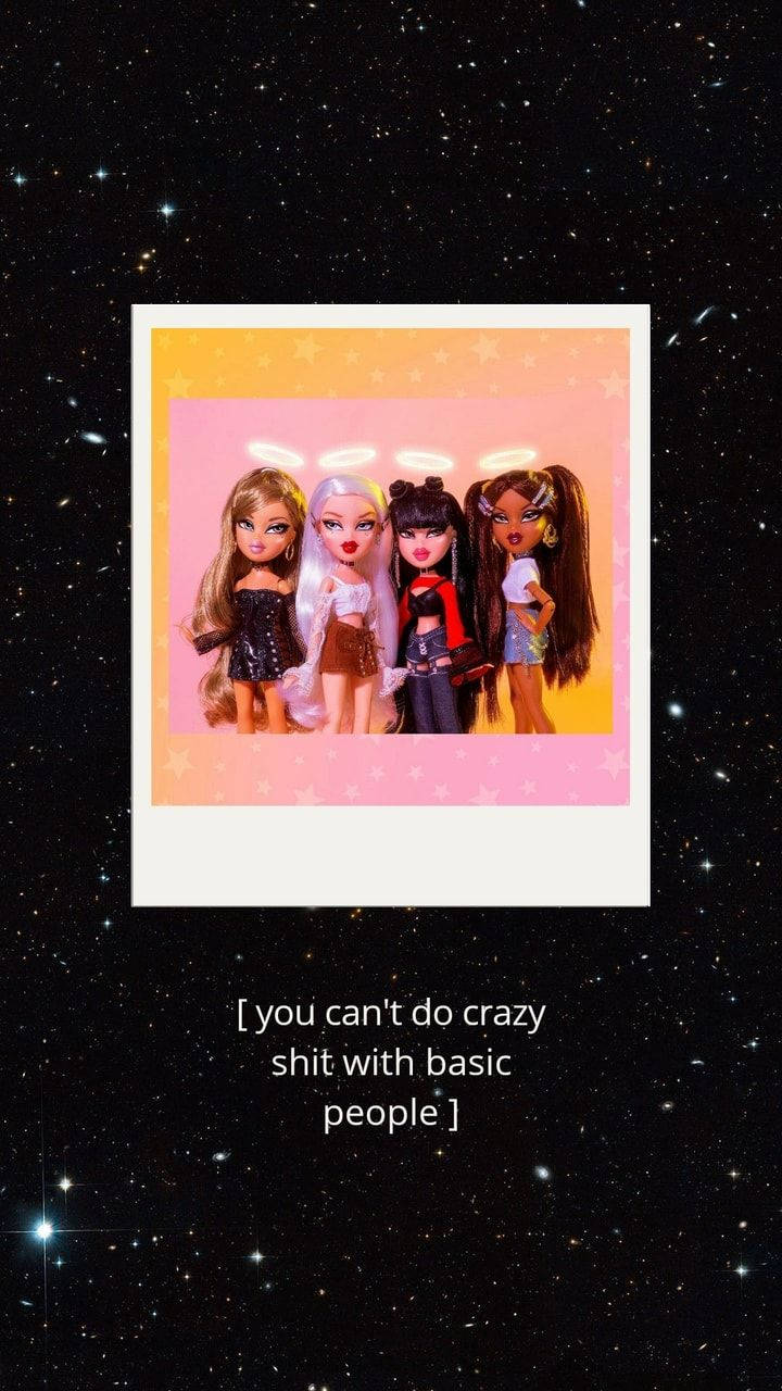 Bratz 桌布 壁紙 — 四個帶光環的風格化玩偶在粉紅色星空背景前擺姿勢，背景由宇宙星場框住。
