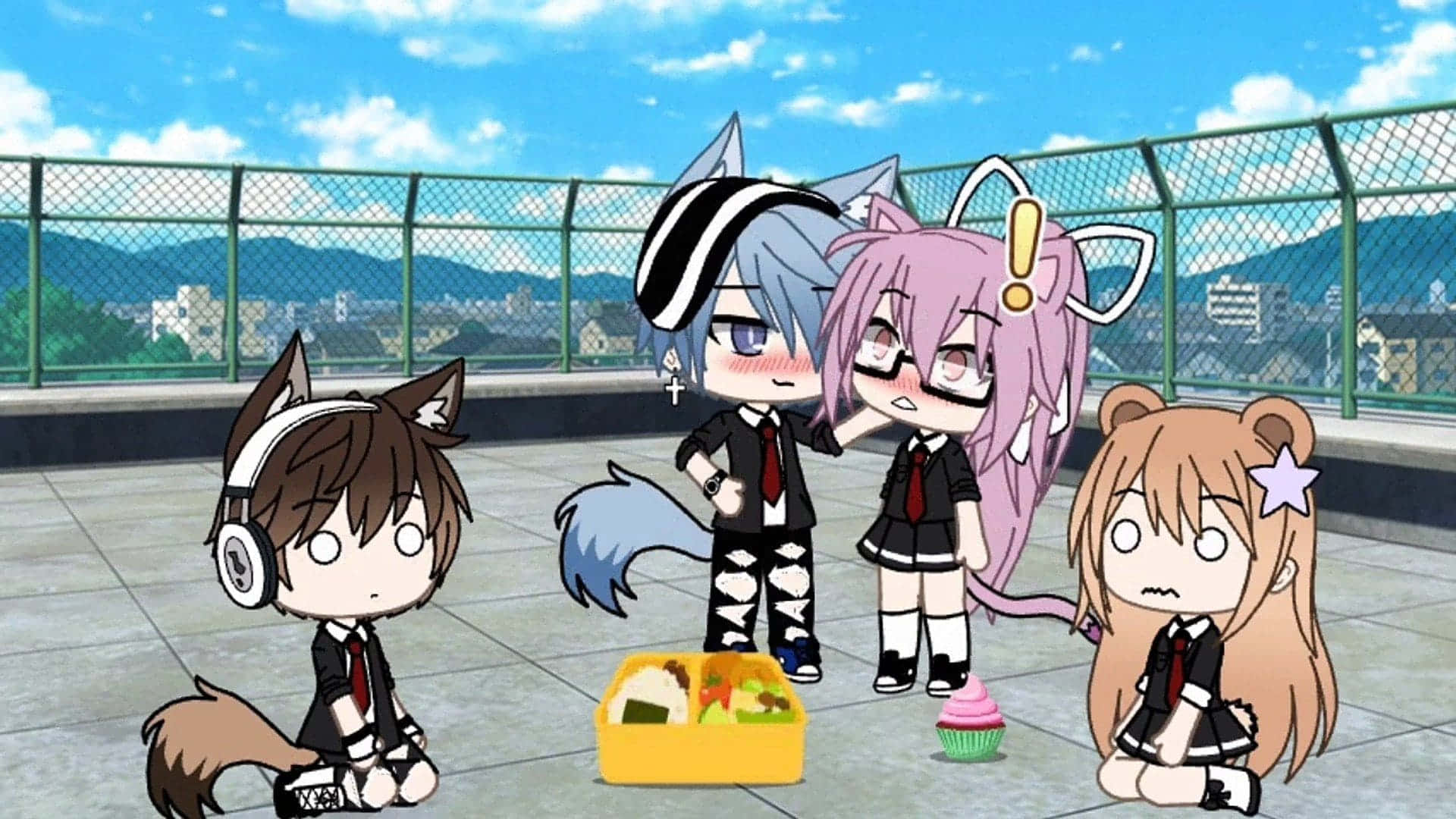Gacha Life 桌布 壁紙 — 四個帶有動物耳朵和尾巴的Q版動漫角色坐在屋頂上，在明亮的藍天下分享便當盒和杯子蛋糕。