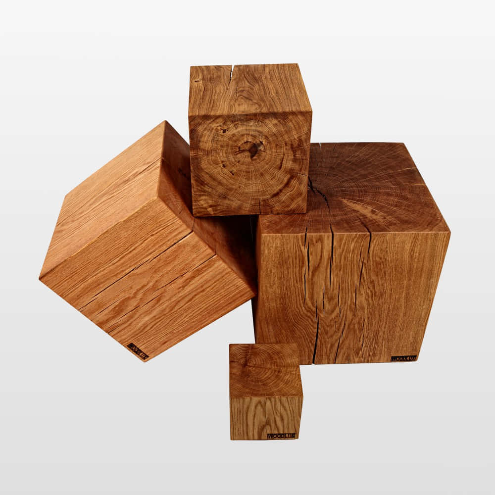 Block 桌布 壁紙 — 四個帶有可見木紋和節疤的質樸木塊，以交錯排列的方式放置在純白色背景上。