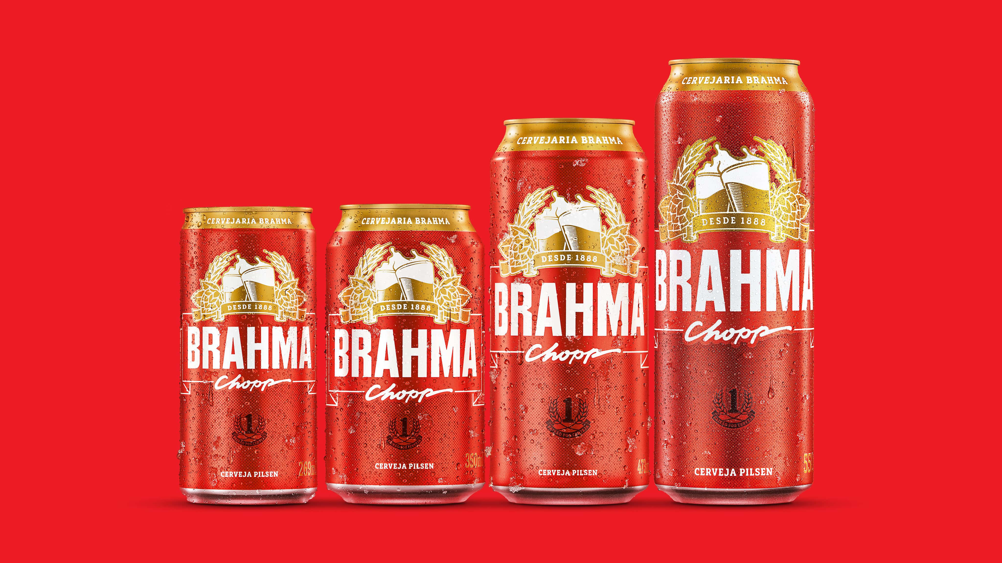 Drink 桌布 壁紙 — 四個帶有水珠的紅色Brahma啤酒罐排成一排，背景為大膽的紅色。