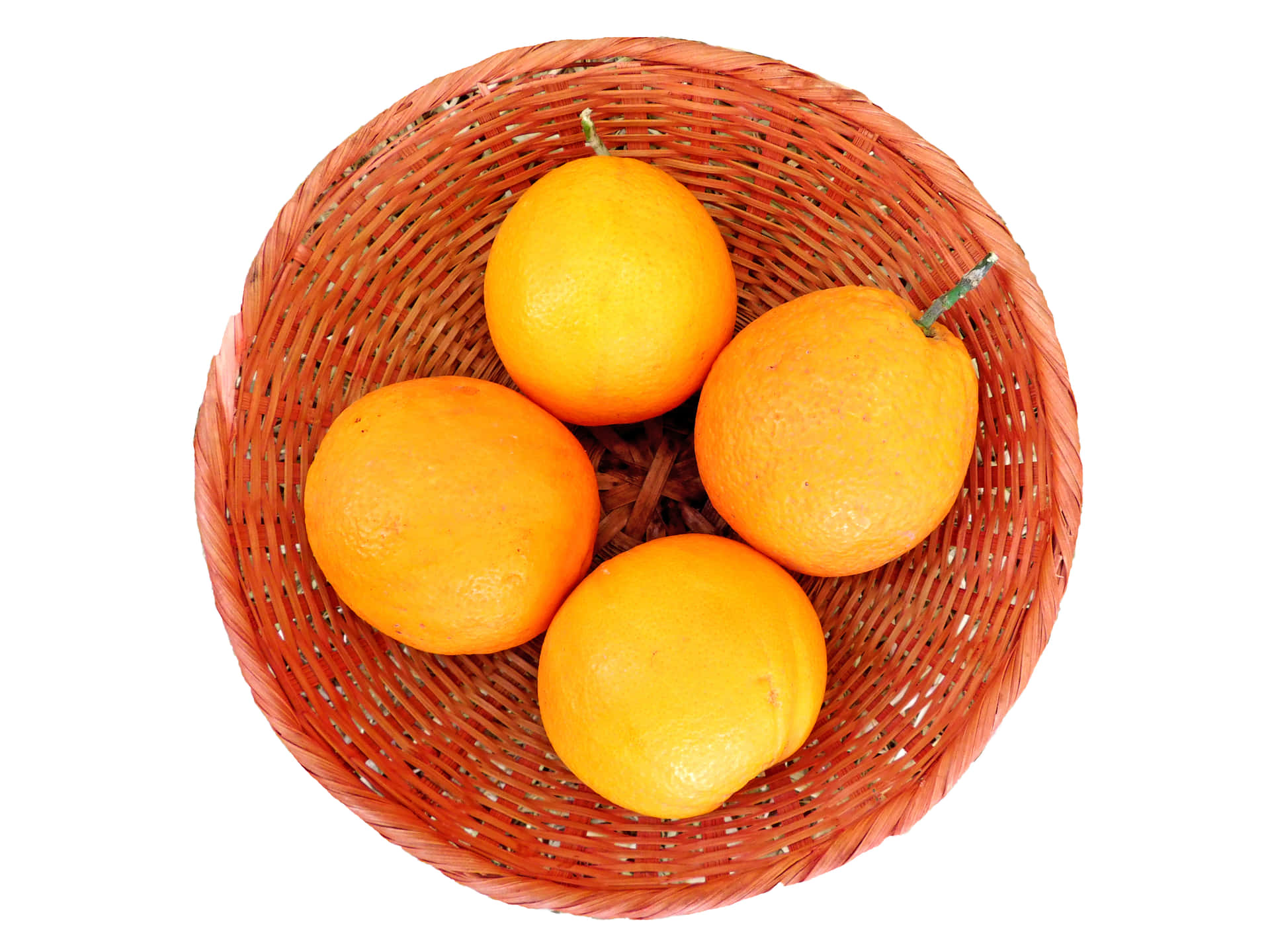 Oranges 壁紙 — 四個帶綠色莖的鮮亮柳橙放在一個編織的紅棕色籃子裡，背景是純白色。