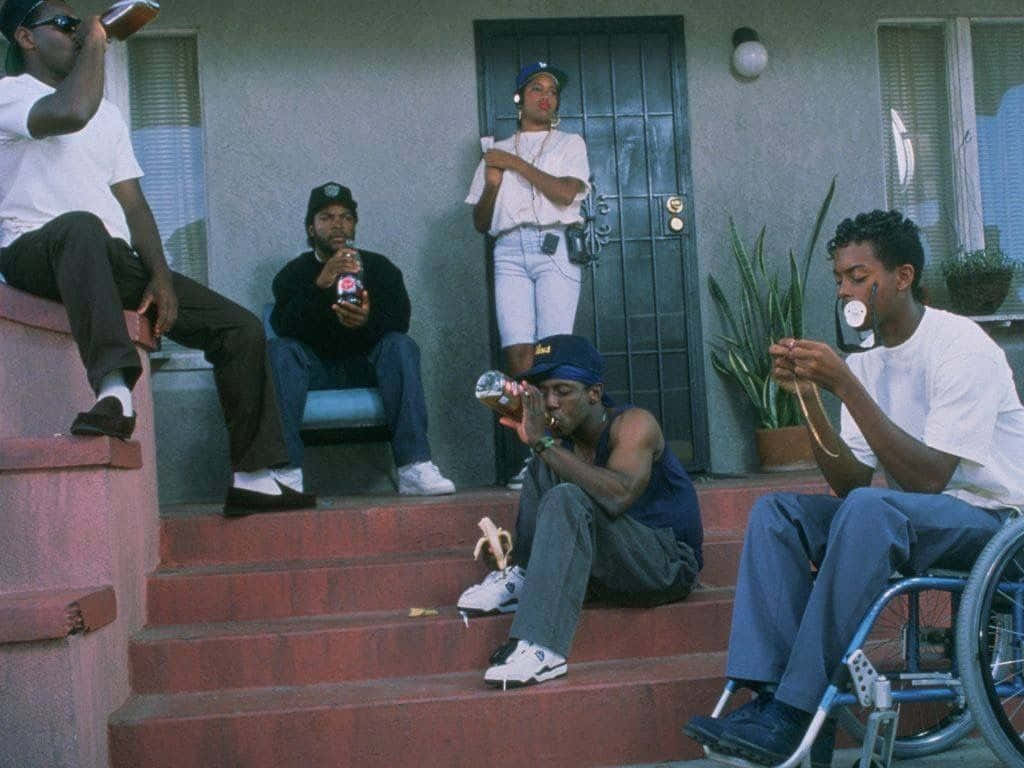 Boyz N The Hood 桌布 壁紙 — 四個年輕男子在屋外的紅色混凝土台階上休息，其中一人拿著汽水罐，另一人吹著泡泡糖。