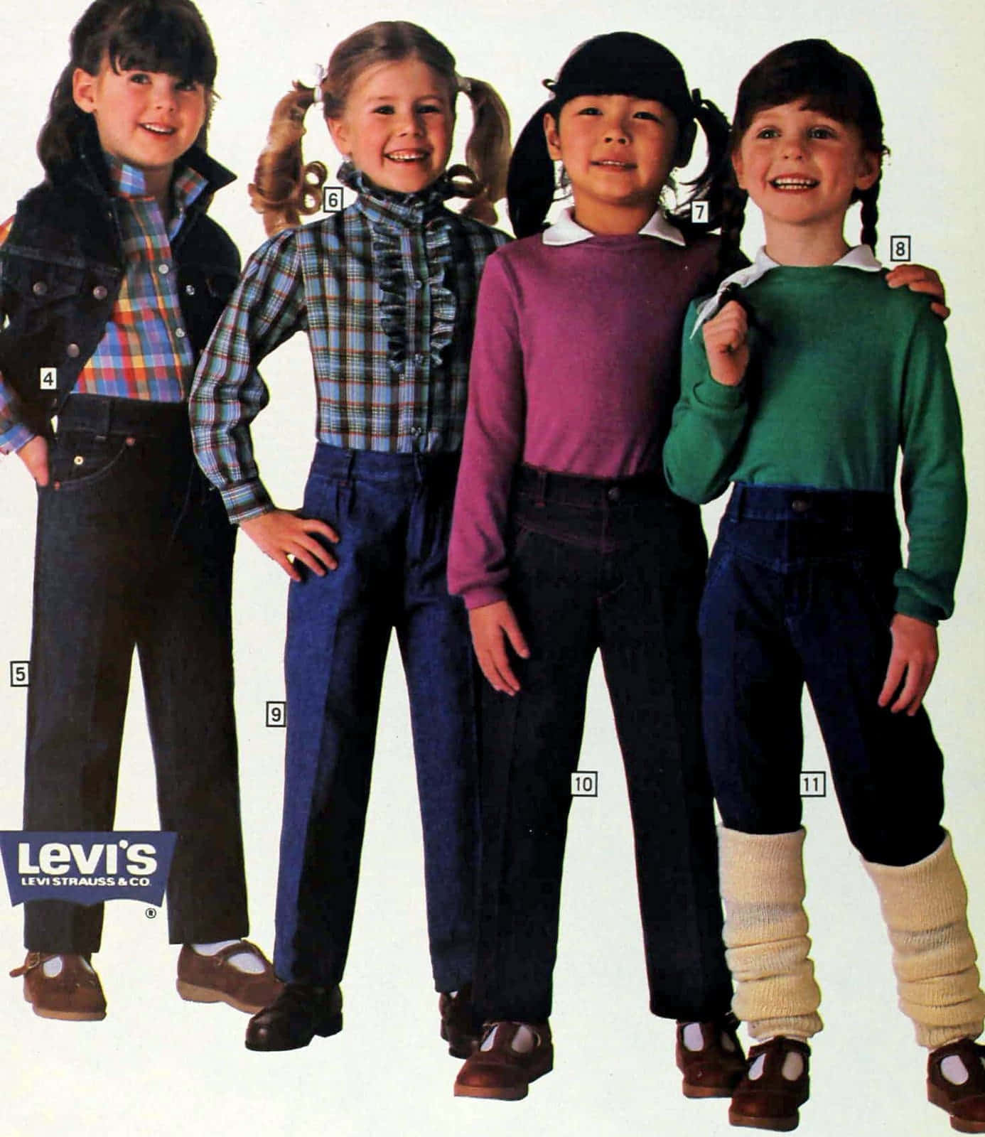 80s Fashion 桌布 壁紙 — 四個微笑的女孩穿著復古1970年代Levi's牛仔褲和彩色上衣，在純白色背景前擺姿勢。