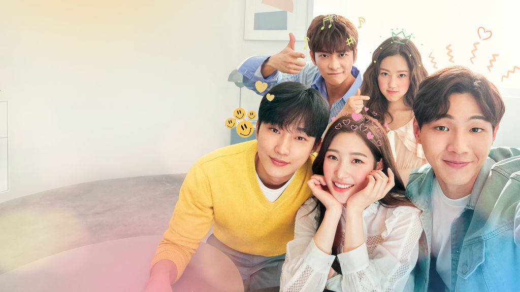 kdrama 桌布 壁紙 — 四個微笑的年輕成年人在室內擺出俏皮的姿勢，周圍漂浮著歡樂的數位塗鴉。