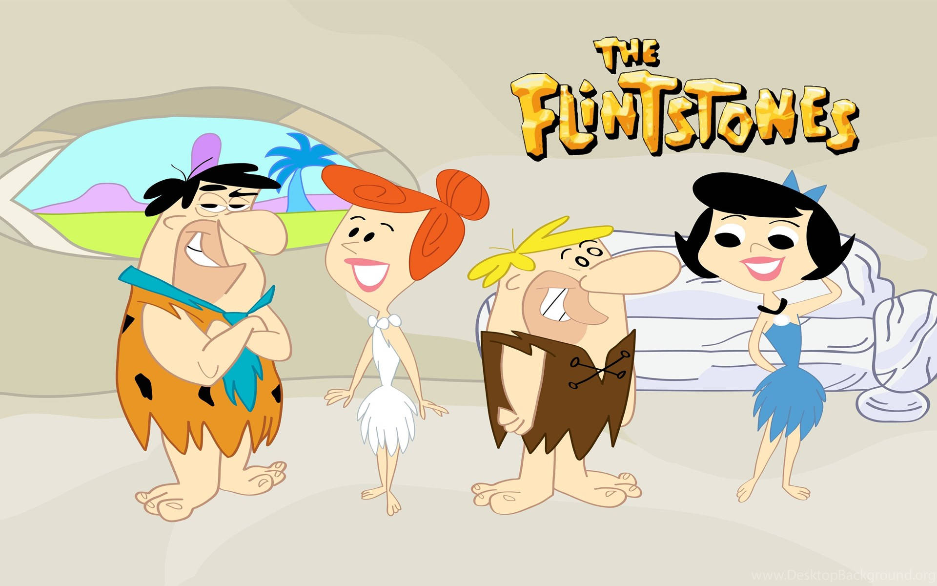 Flintstone 桌布 壁紙 — 四個微笑的摩登原始人角色穿著石器時代服裝，站在洞穴入口前，背景是熱帶景色。