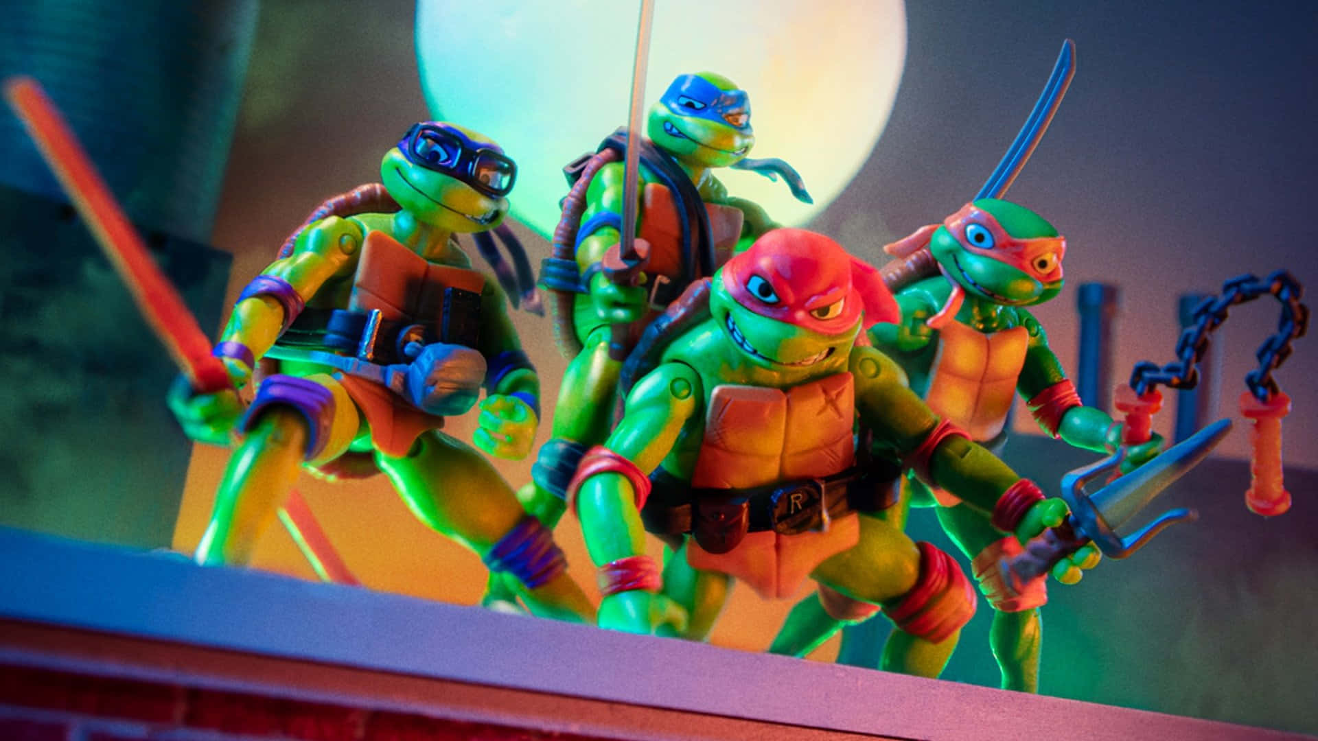 tmnt 桌布 壁紙 — 四個忍者龜動作人偶手持武器，在發光的月亮背景下擺好姿勢。