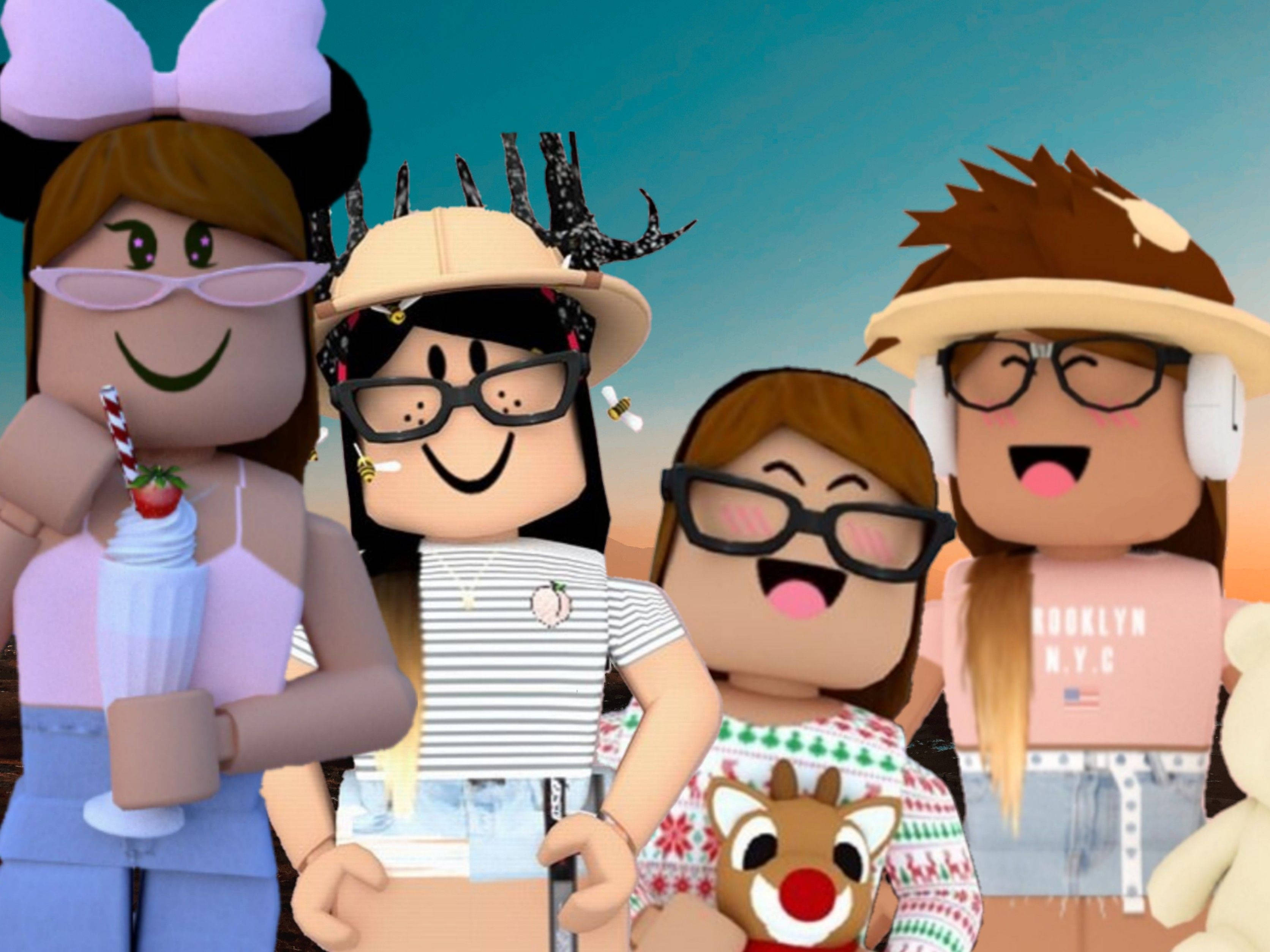 Roblox 桌布 壁紙 — 四個快樂的Roblox角色一起擺姿勢，手持飲品和一隻馴鹿毛公仔，背景是日落天空。