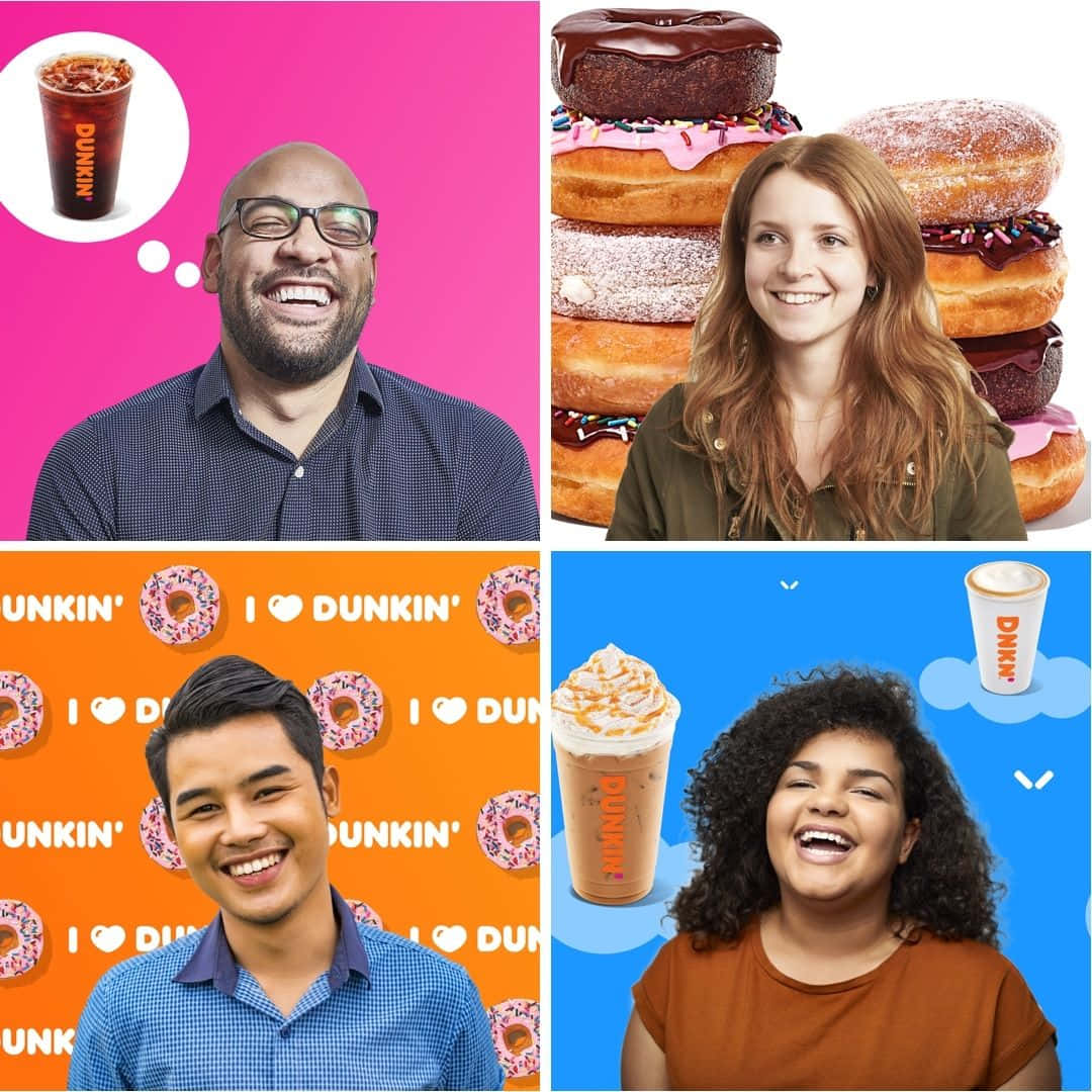 Dunkin Donuts 桌布 壁紙 — 四個快樂的人在有品牌的背景前微笑，附近漂浮著Dunkin' 甜甜圈和飲料。