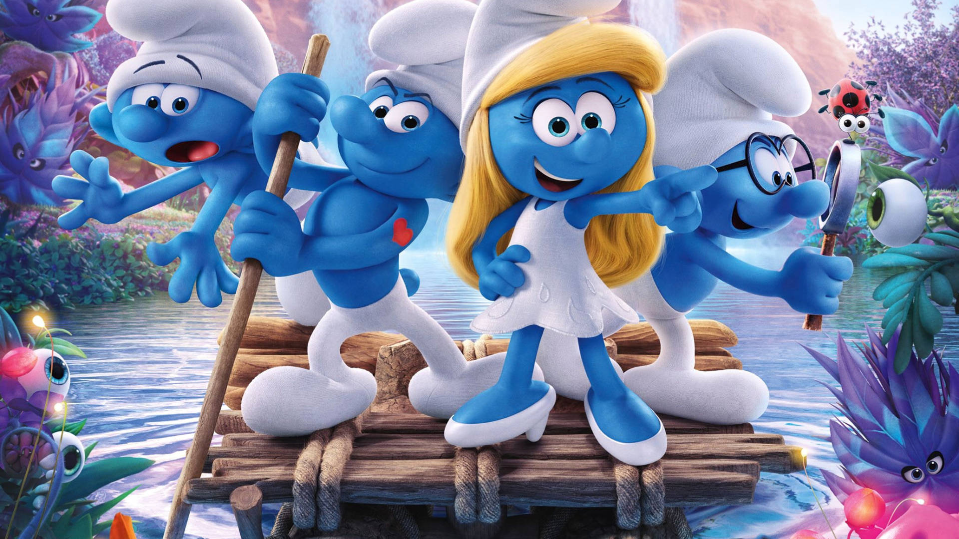 Smurfs 桌布 壁紙 — 四個快樂的藍色小精靈站在一個木筏上，身處一個充滿發光植物和好奇生物的奇幻森林中。