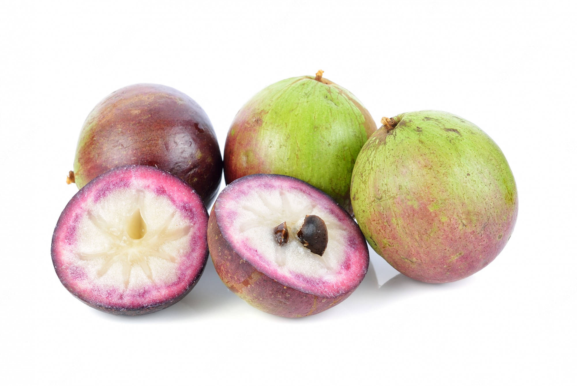 Fruit 桌布 壁紙 — 四個成熟的紫色和綠色百香果排列，其中兩個切半，露出多汁的白色果肉和深色種子，背景為純白色。