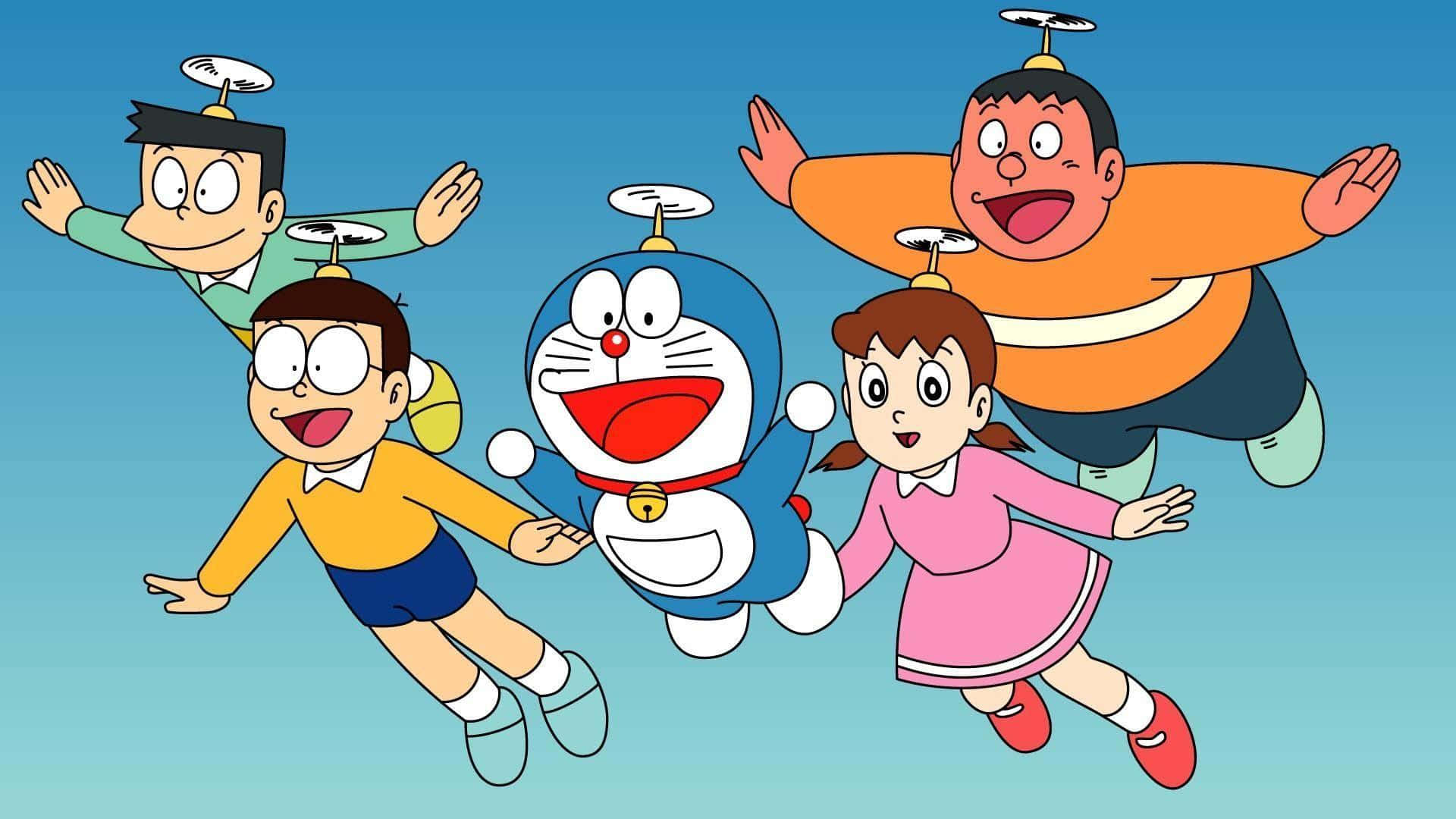 Doraemon 桌布 壁紙 — 四個戴著飛行帽的歡樂卡通角色，張開雙臂，帶著燦爛笑容在清澈的藍天中翱翔。